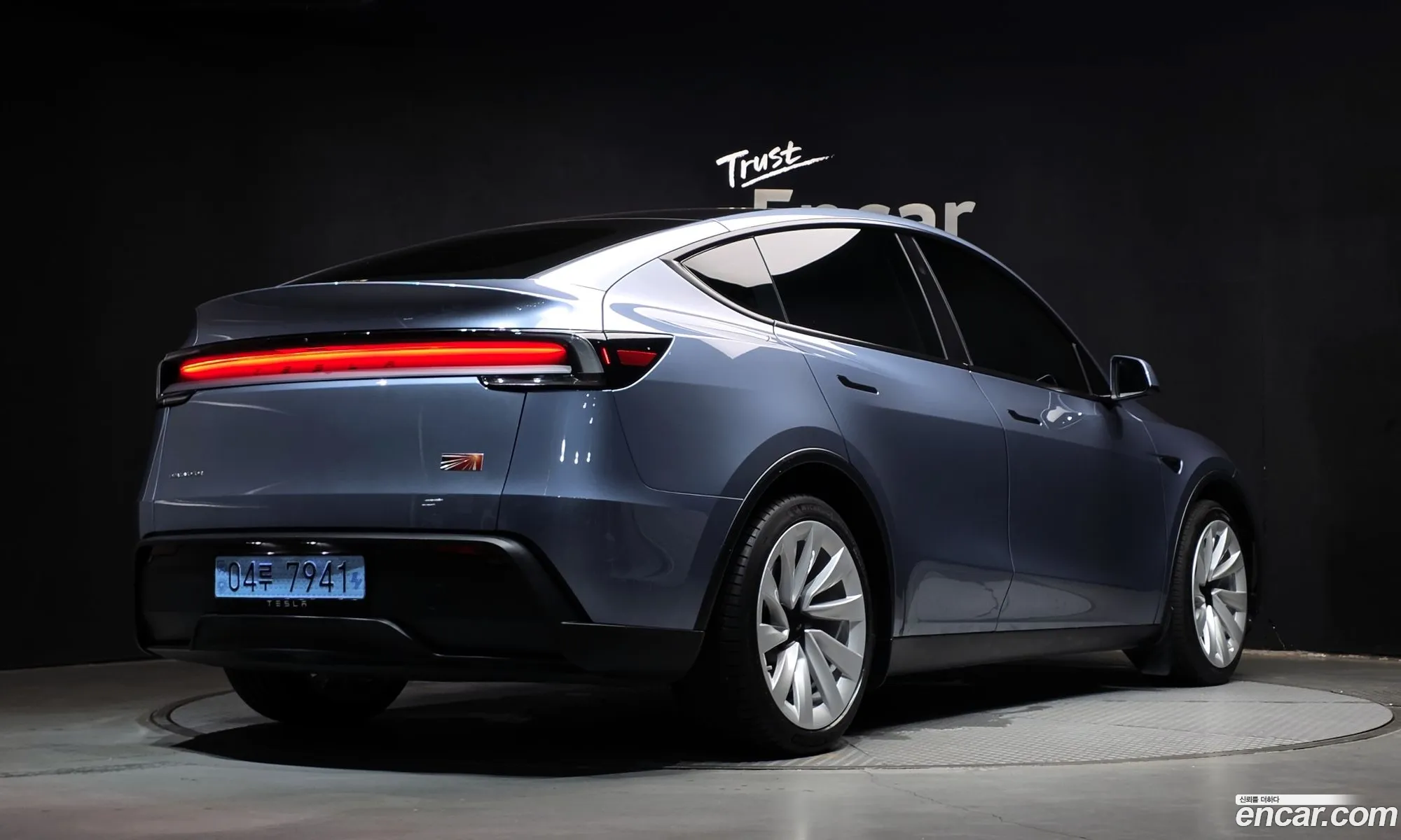 Tesla Model Y 2025 LRWYGCEK1SC055579 — 3