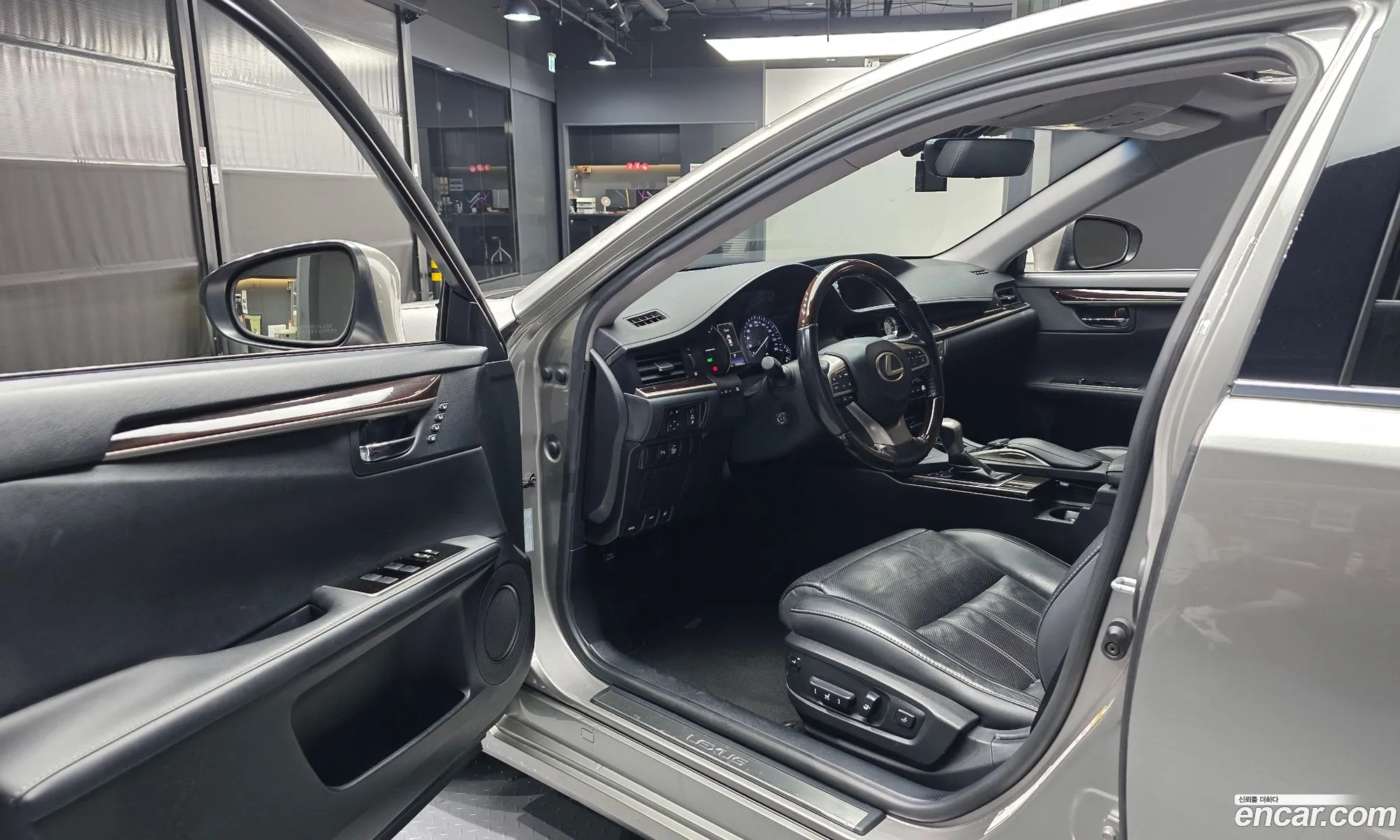 Lexus ES300h 2017 — 21
