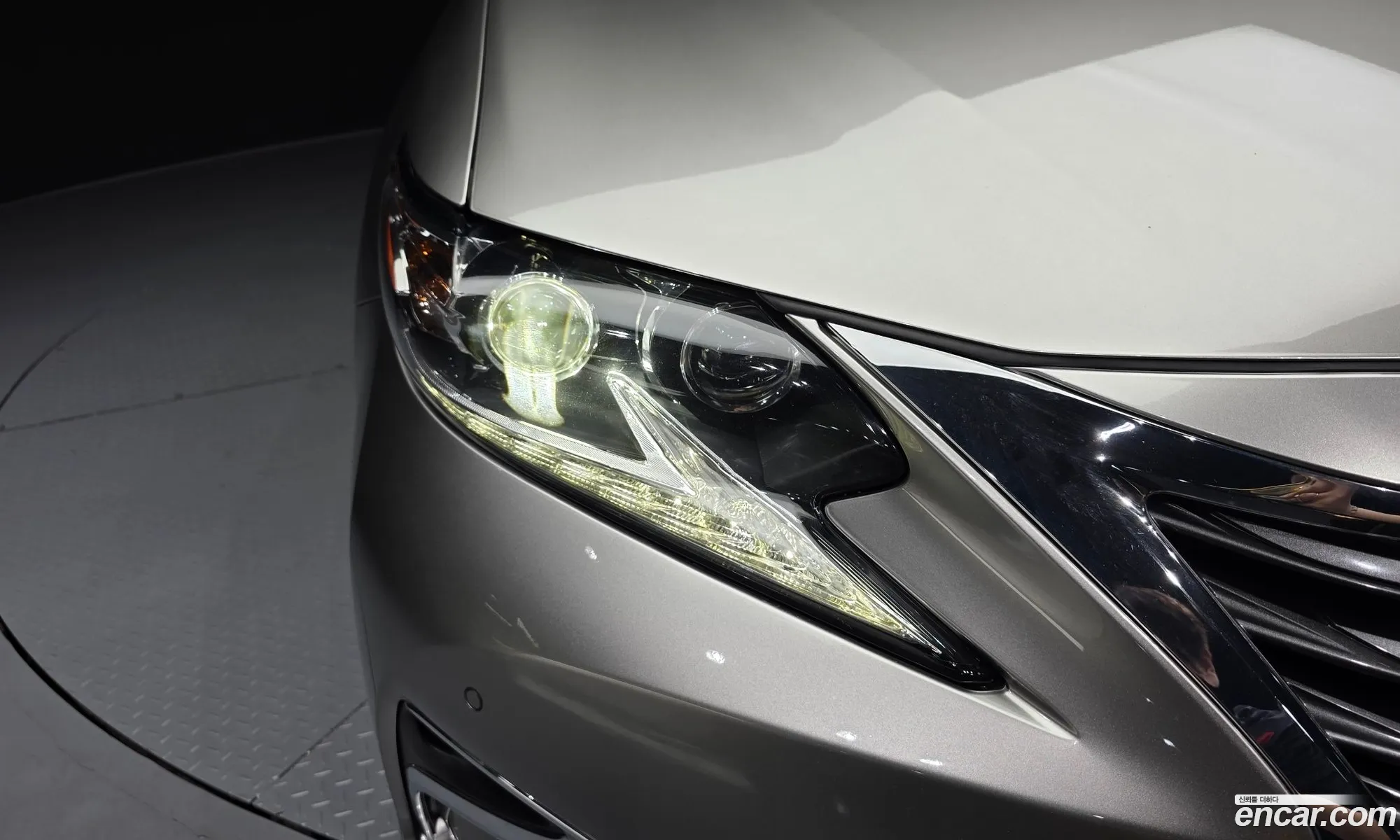 Lexus ES300h 2017 — 32