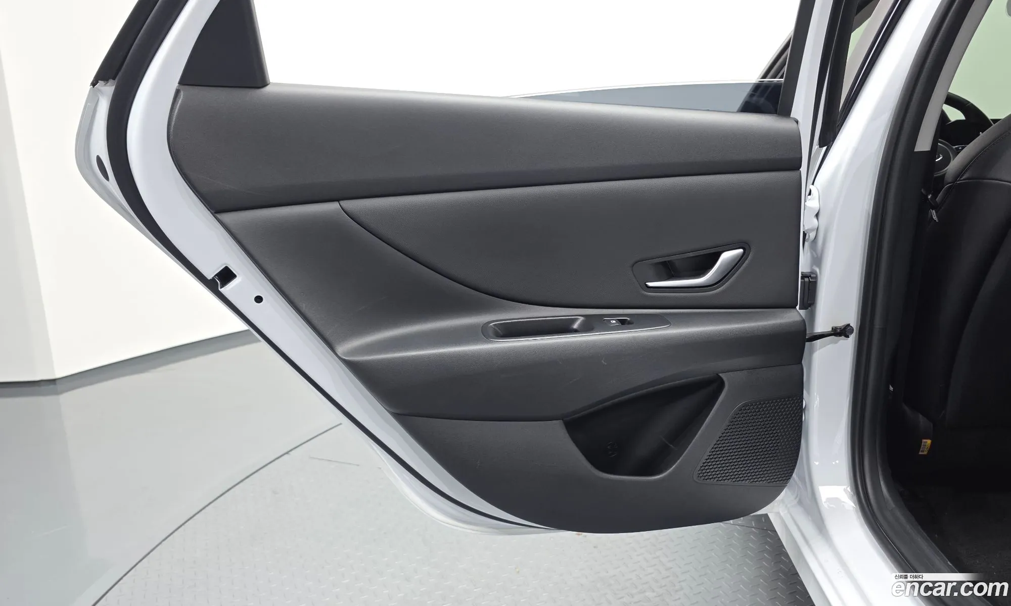 Hyundai Elantra Hybrid 2022 — 13