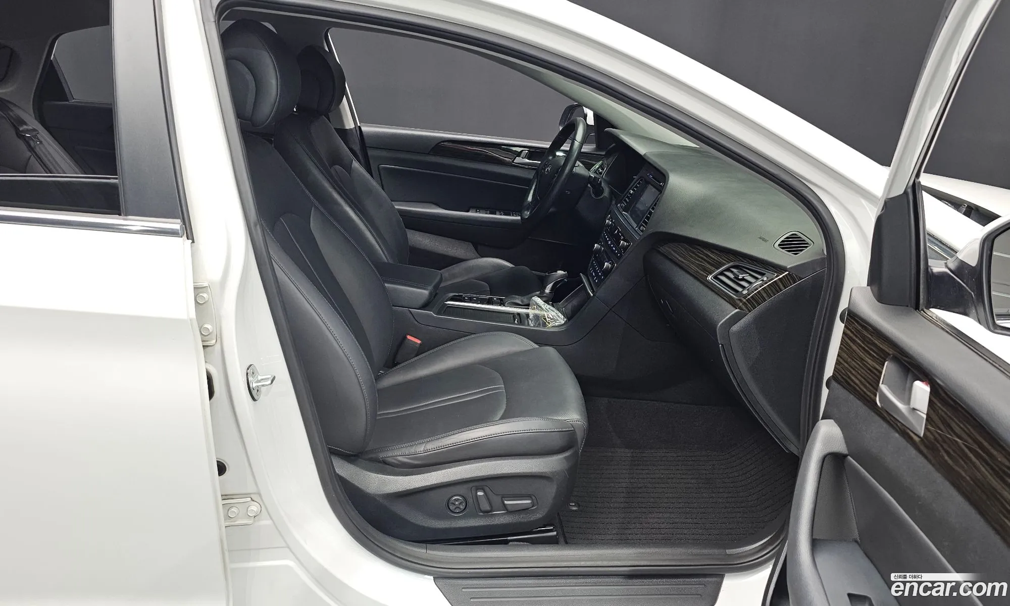 Hyundai LF Sonata 2016 — 26
