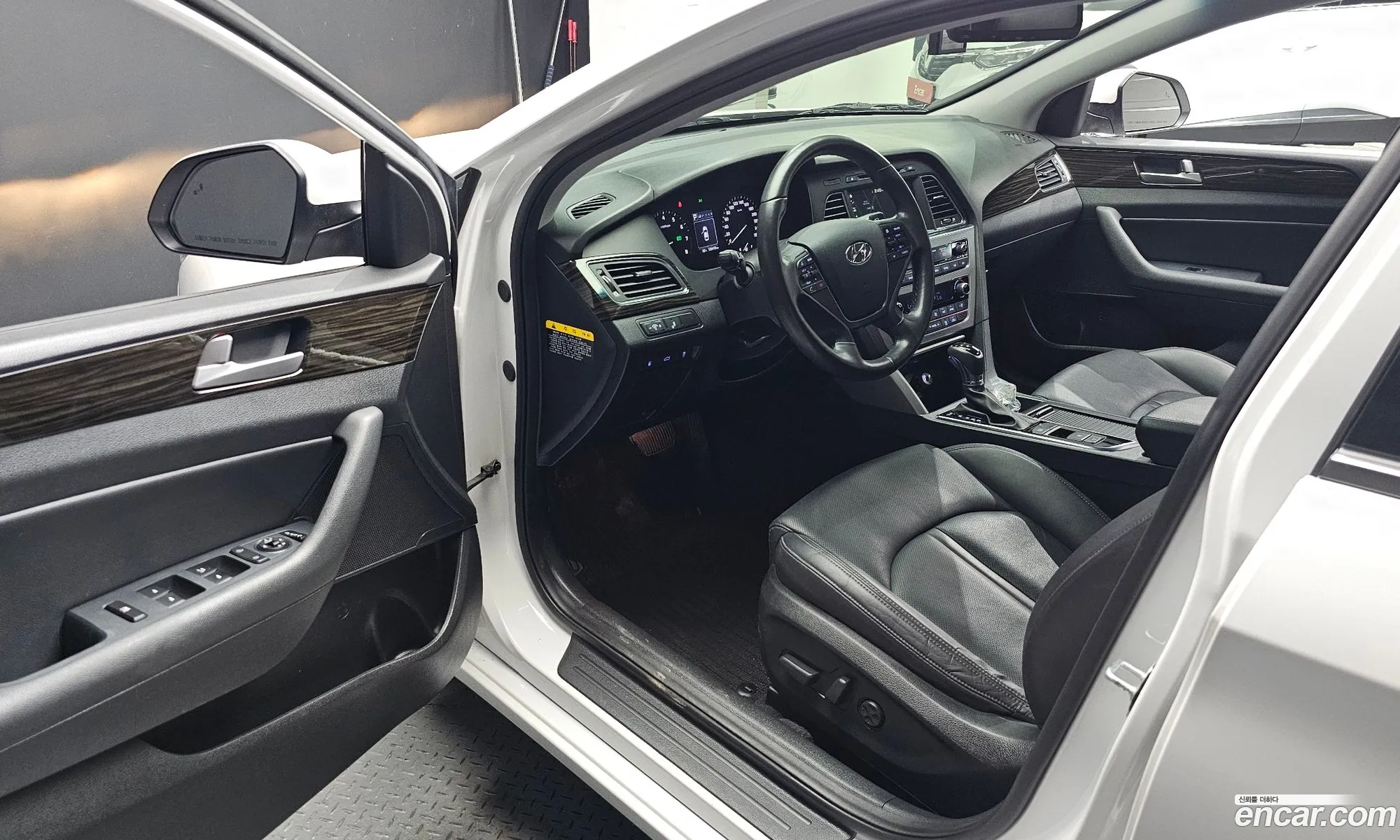 Hyundai LF Sonata 2016 — 12