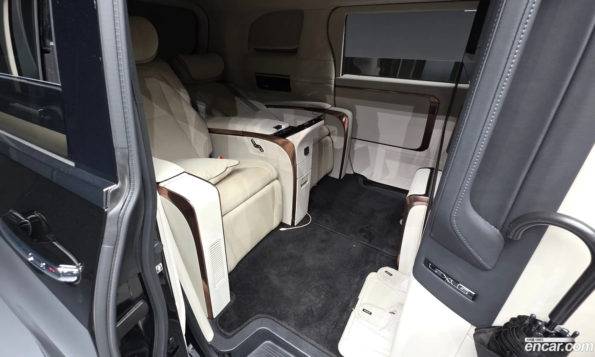Lexus LM 2024 JTHAAAAD8S5003774 — 11