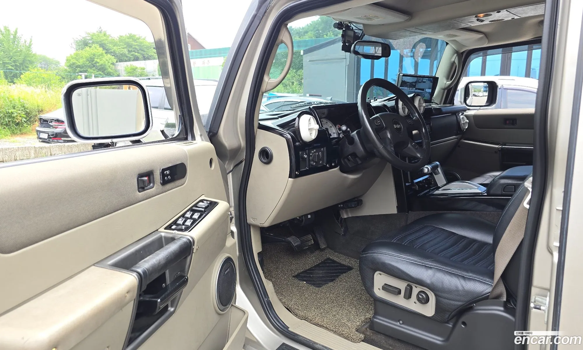 Hummer H2 2004 5GRGN23UX4H105743 — 15