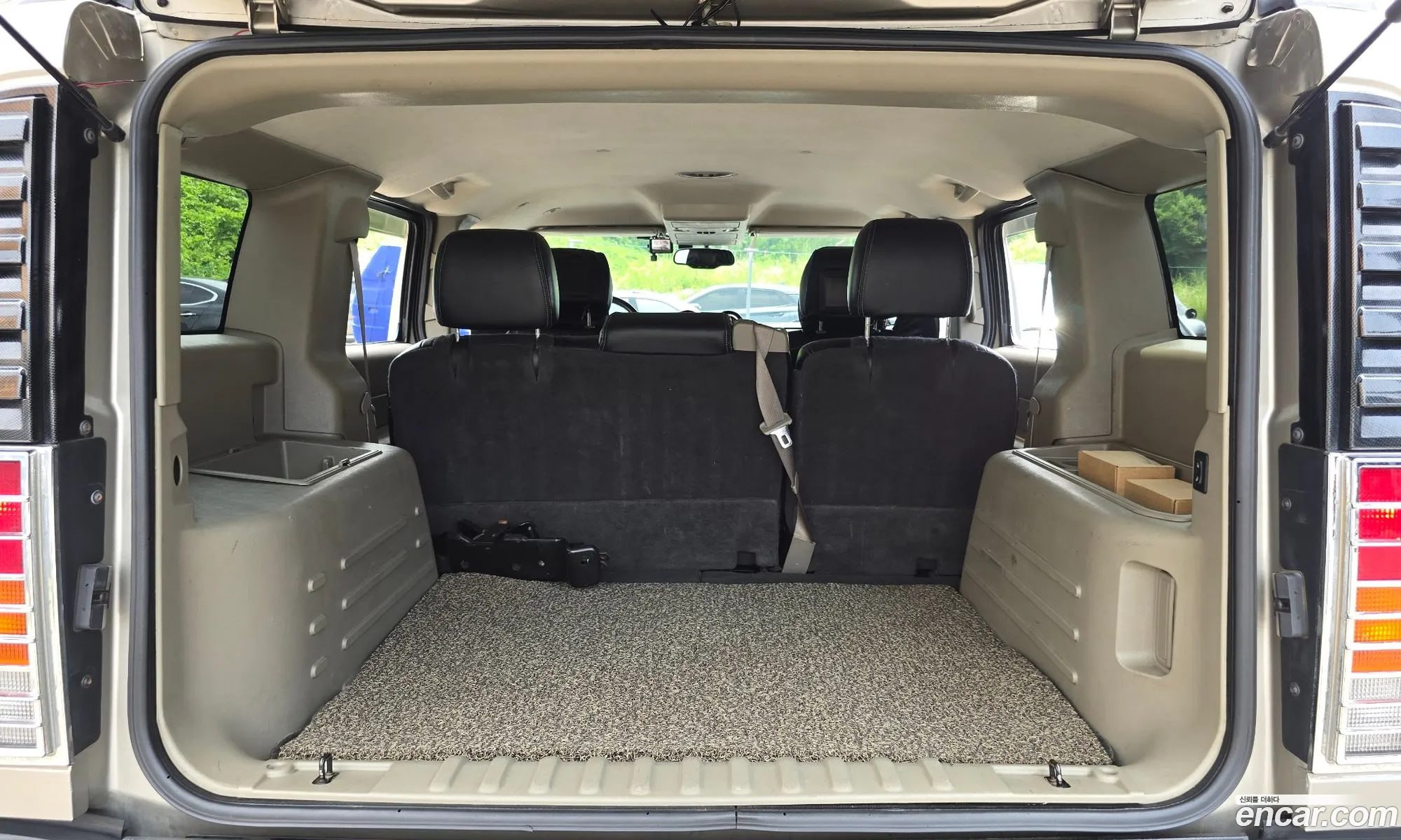 Hummer H2 2004 5GRGN23UX4H105743 — 11