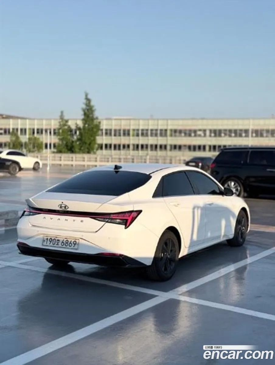 Hyundai Elantra Hybrid 2022 — 18