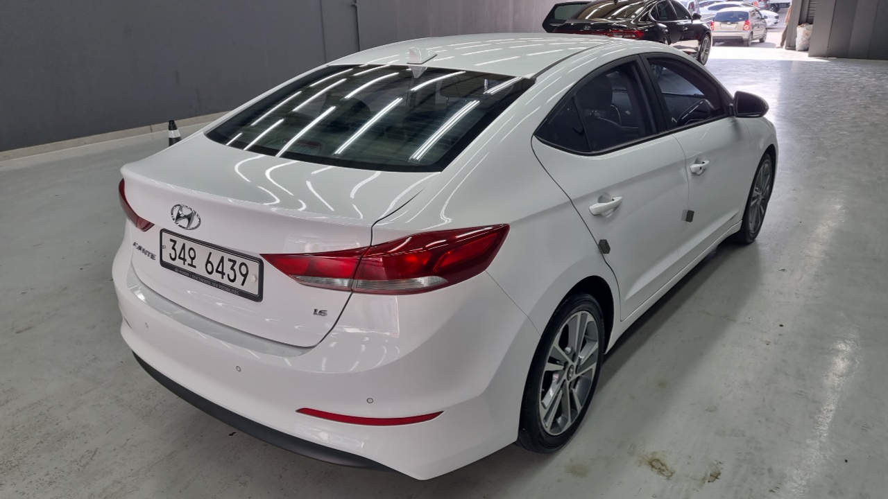 Hyundai Elantra AD 2017 — 11