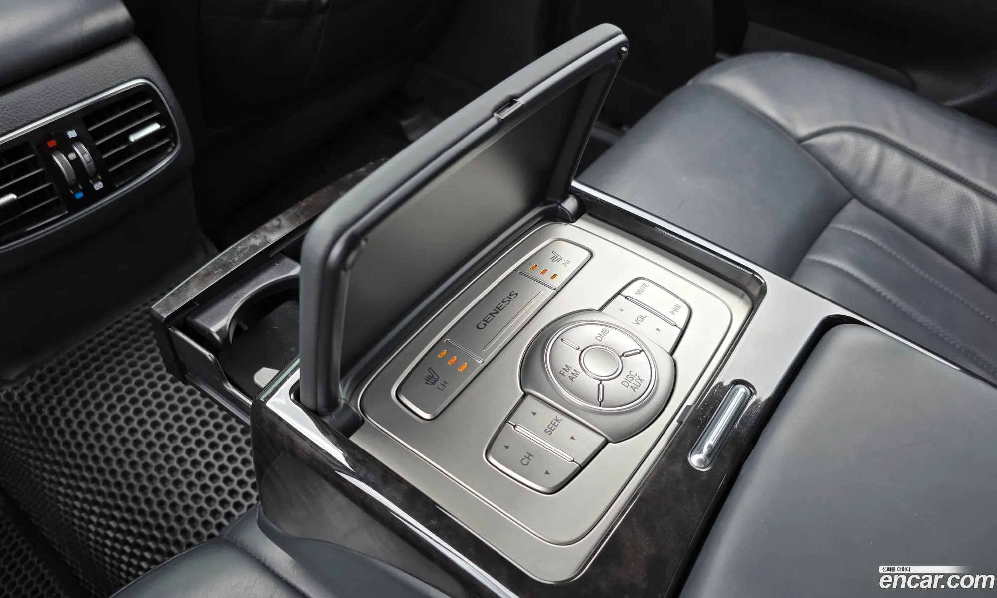 Hyundai Genesis 2011 KMHGC41DBCU157932 — 31