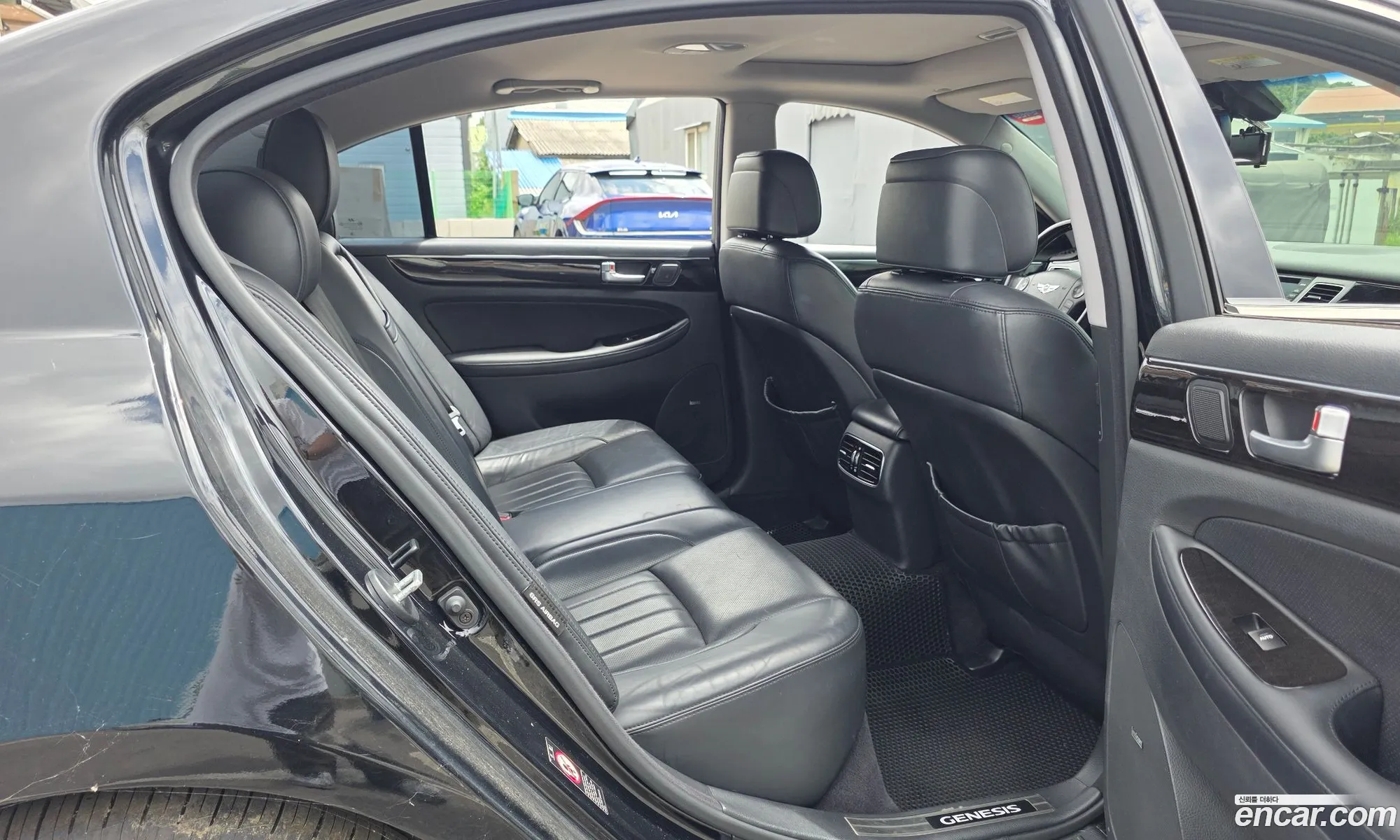Hyundai Genesis 2011 KMHGC41DBCU157932 — 2