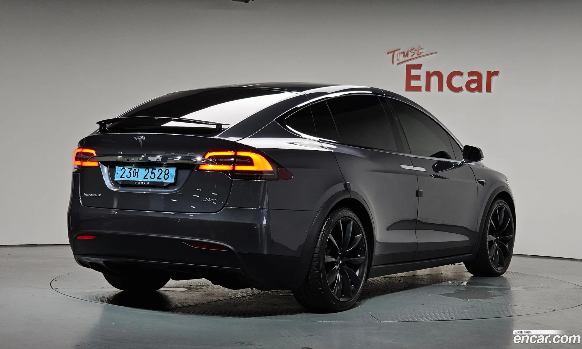 Tesla Model X 2018 5YJXCAE28JF133906 — 3
