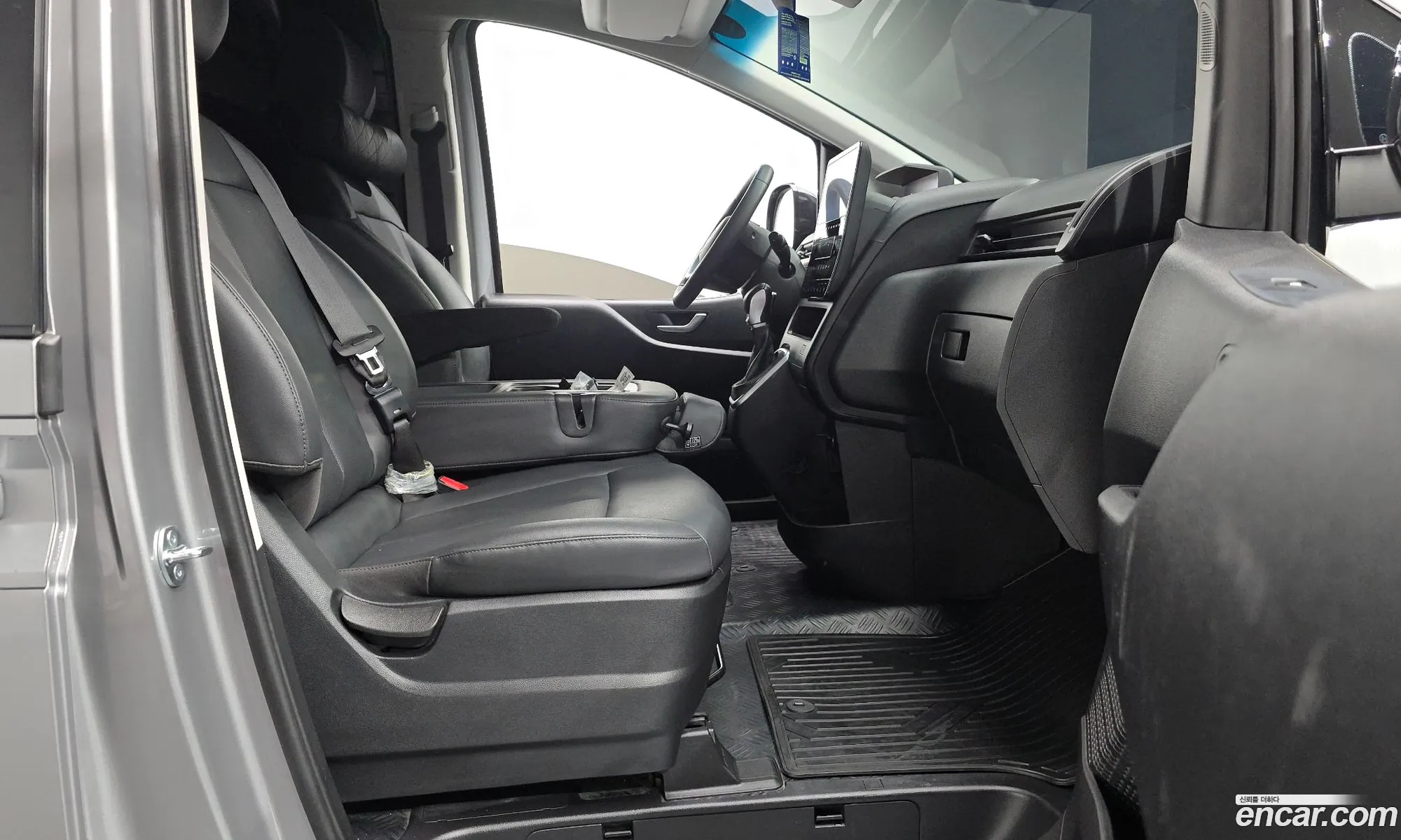 Hyundai Staria 2025 KMFYDX71BSC245125 — 3