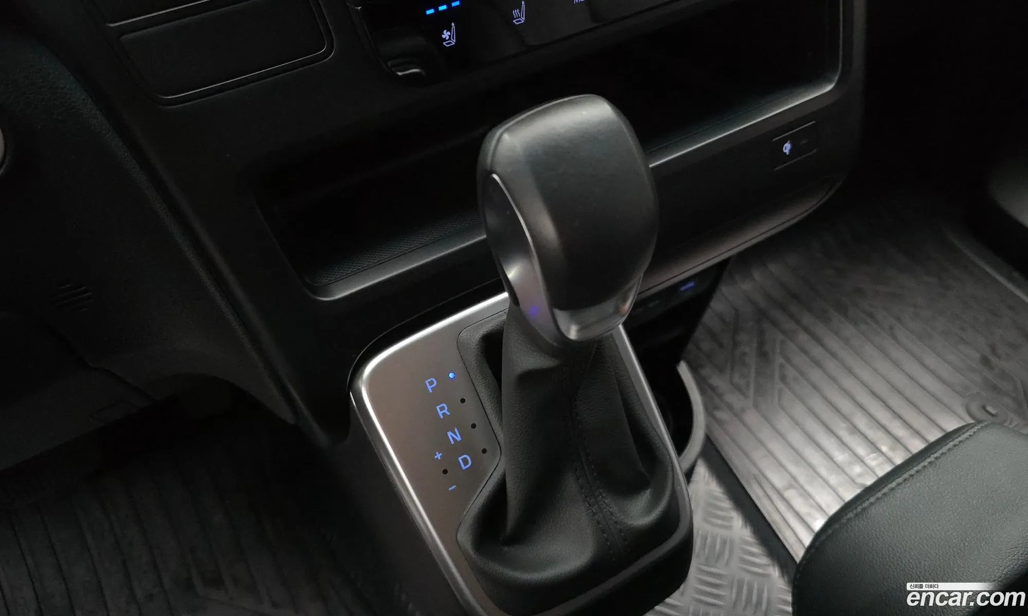 Hyundai Staria 2025 KMFYDX71BSC245125 — 17