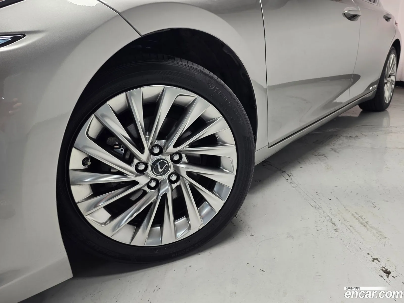 Lexus ES300h 7th Gen 2019 — 10