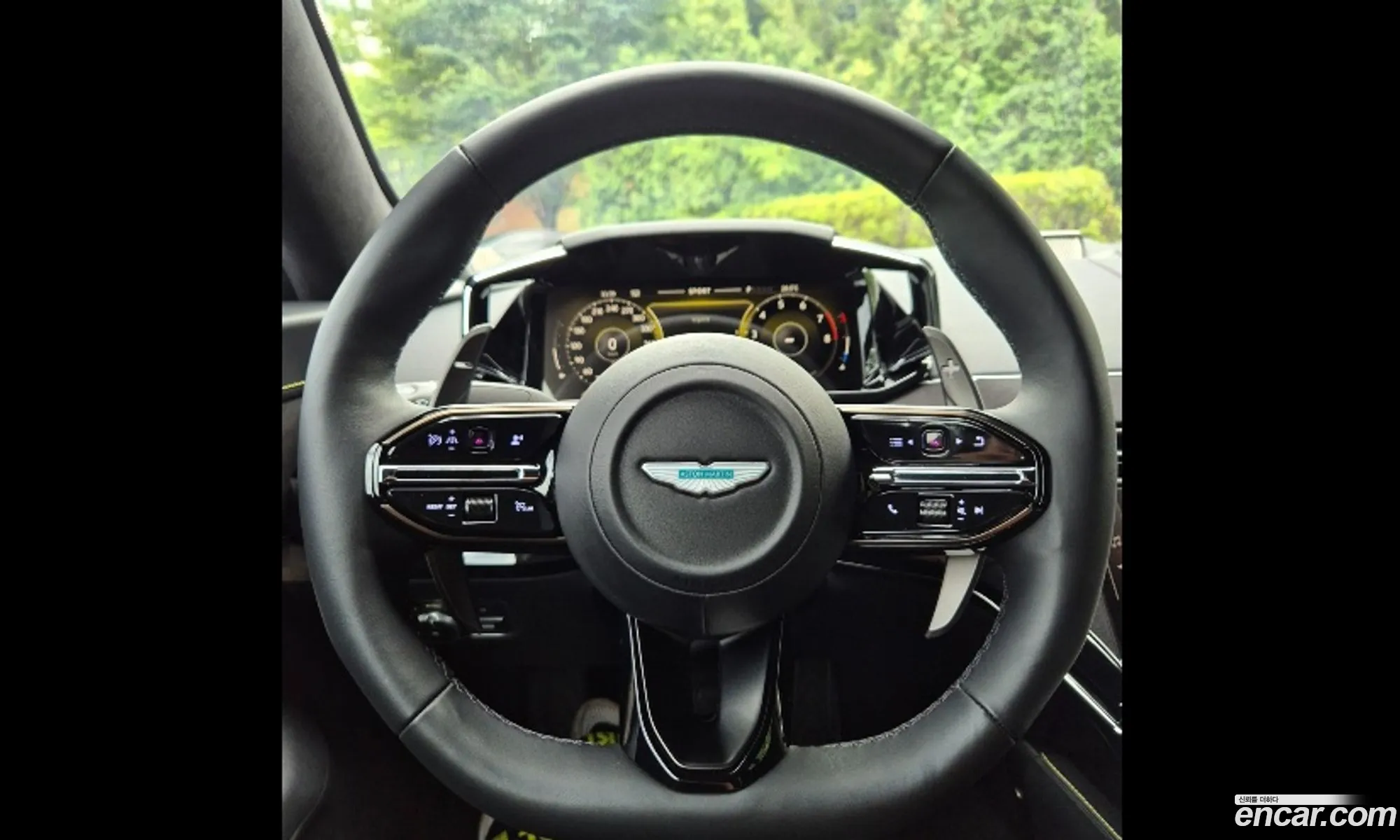 Aston Martin Vantage 2025 — 8