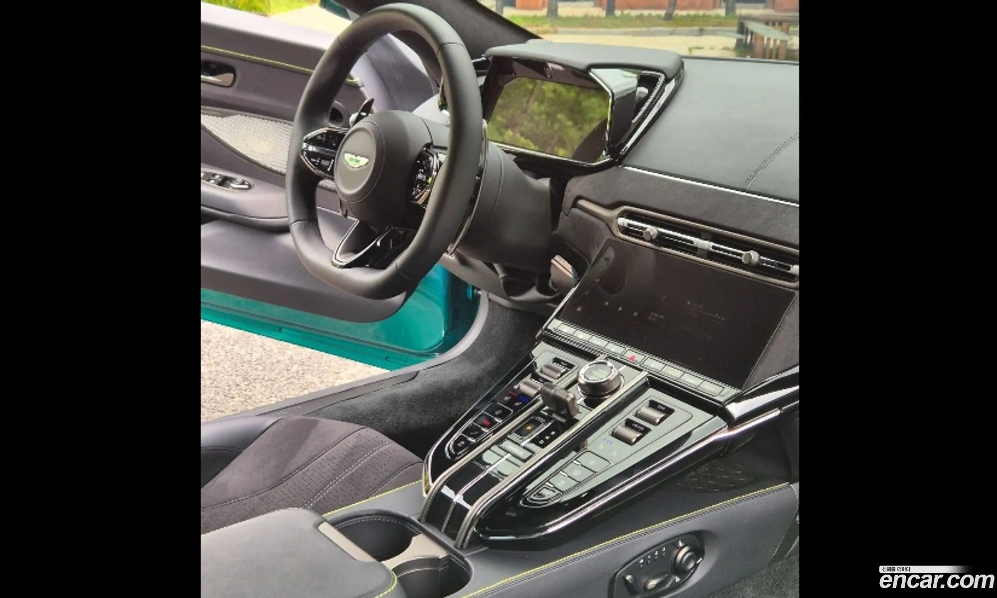 Aston Martin Vantage 2025 — 12