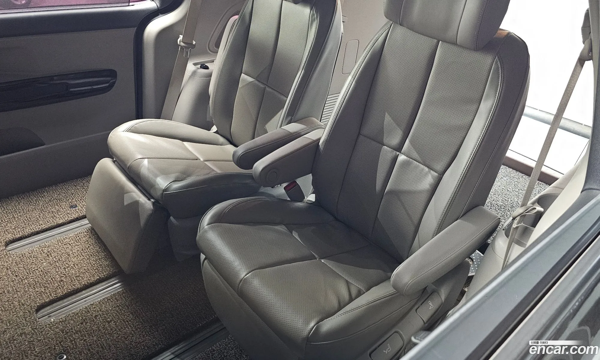 Kia Carnival 2018 KNAME811BKS458181 — 19