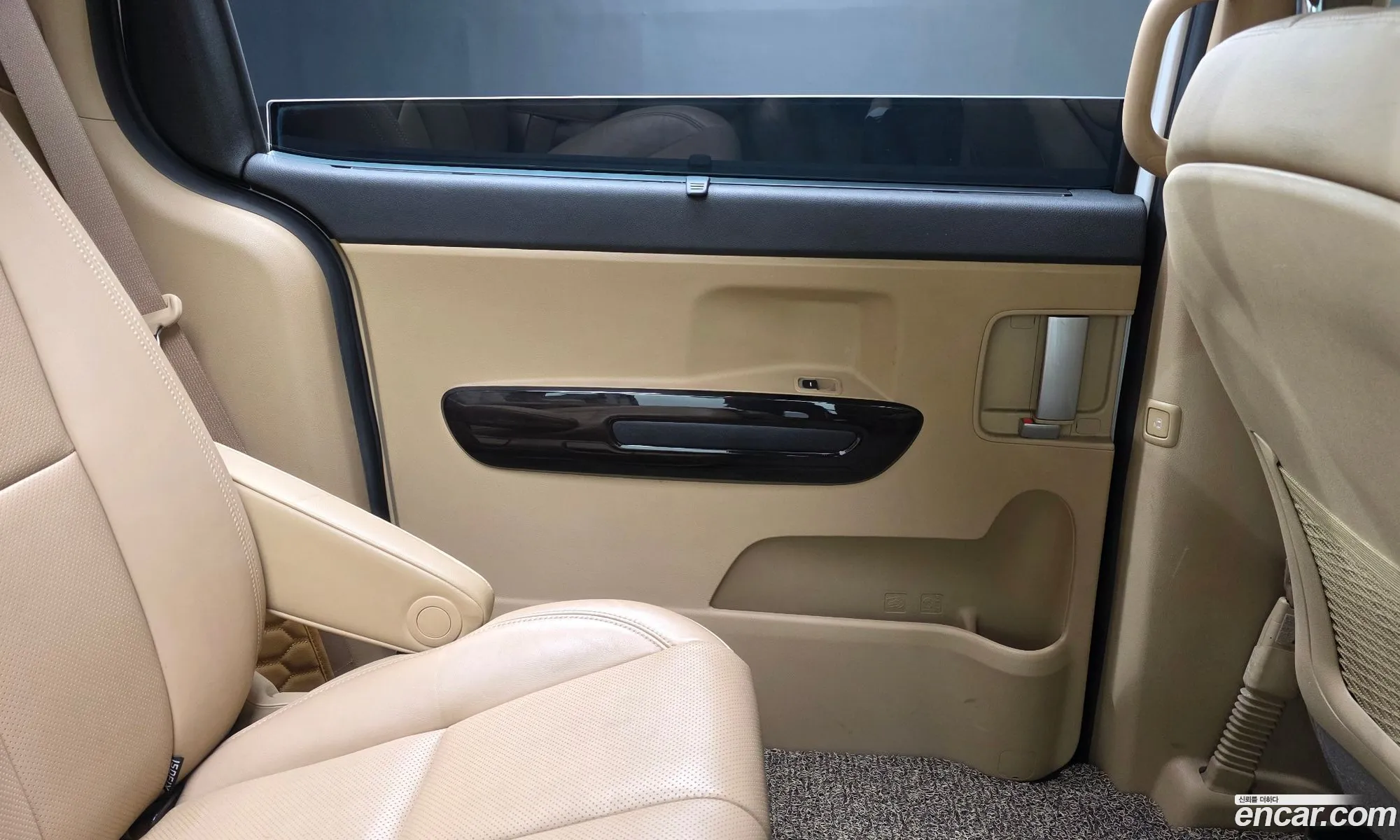 Kia Carnival 2016 KNAME81ABHS277516 — 17
