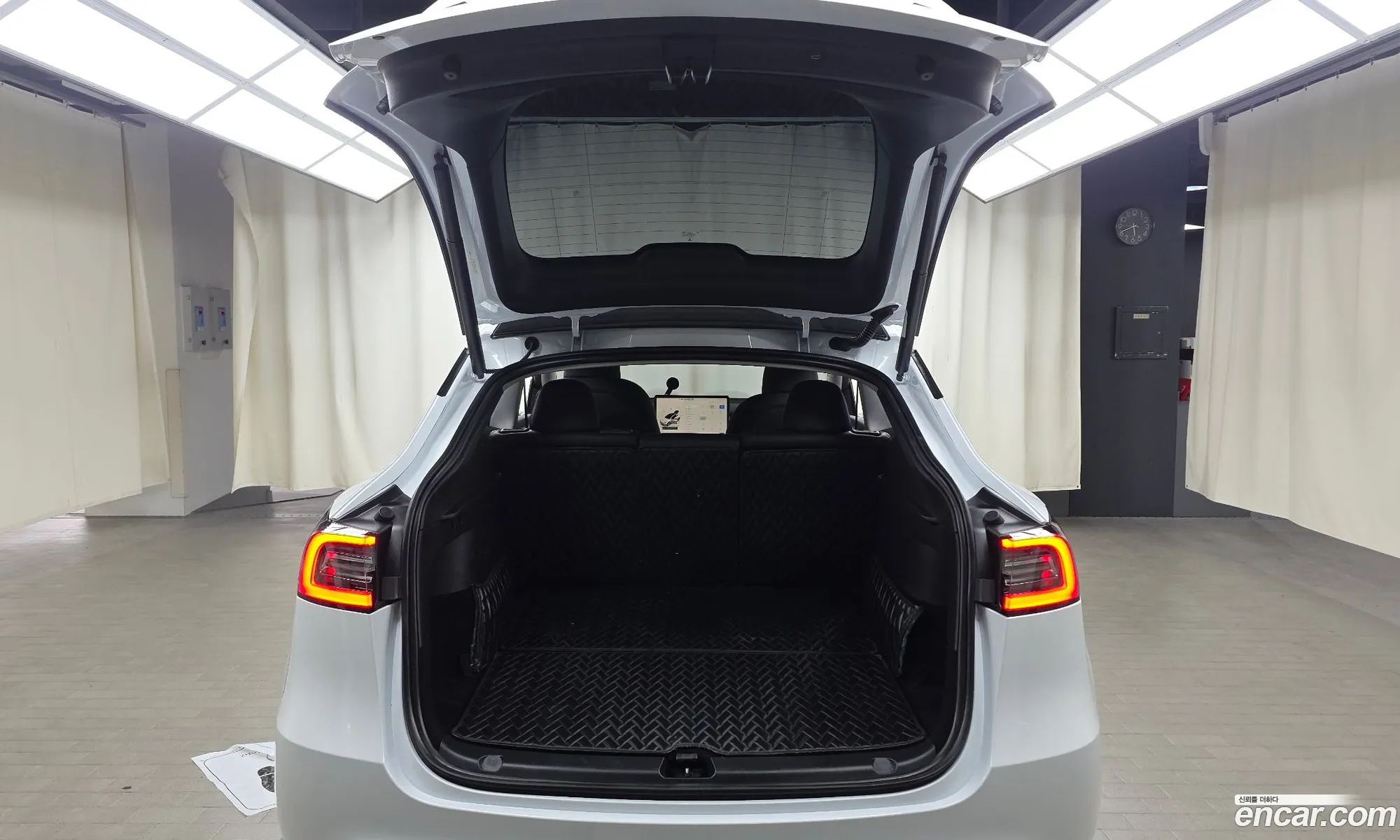 Tesla Model Y 2024 LRWYGCFS2RC417668 — 10