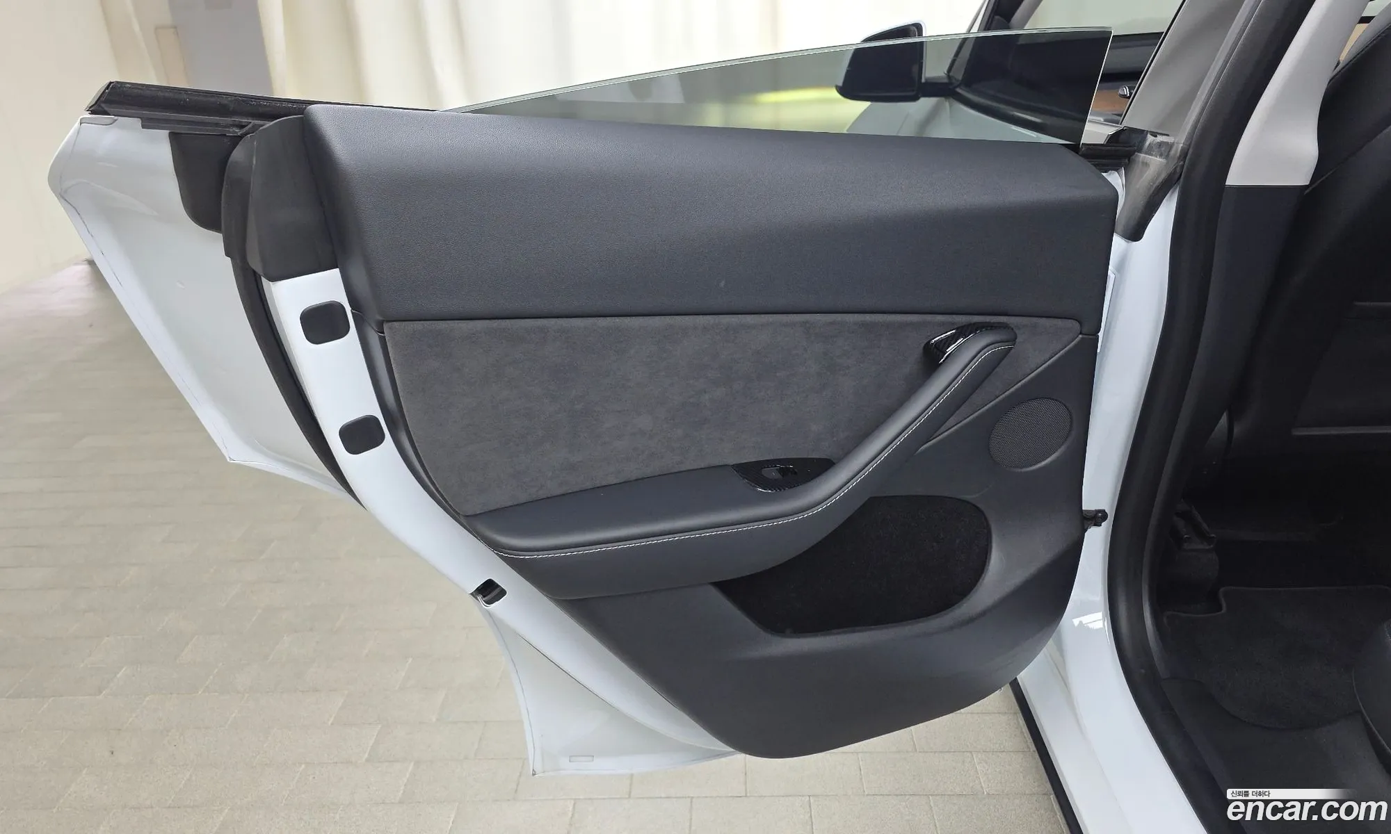 Tesla Model Y 2024 LRWYGCFS2RC417668 — 17