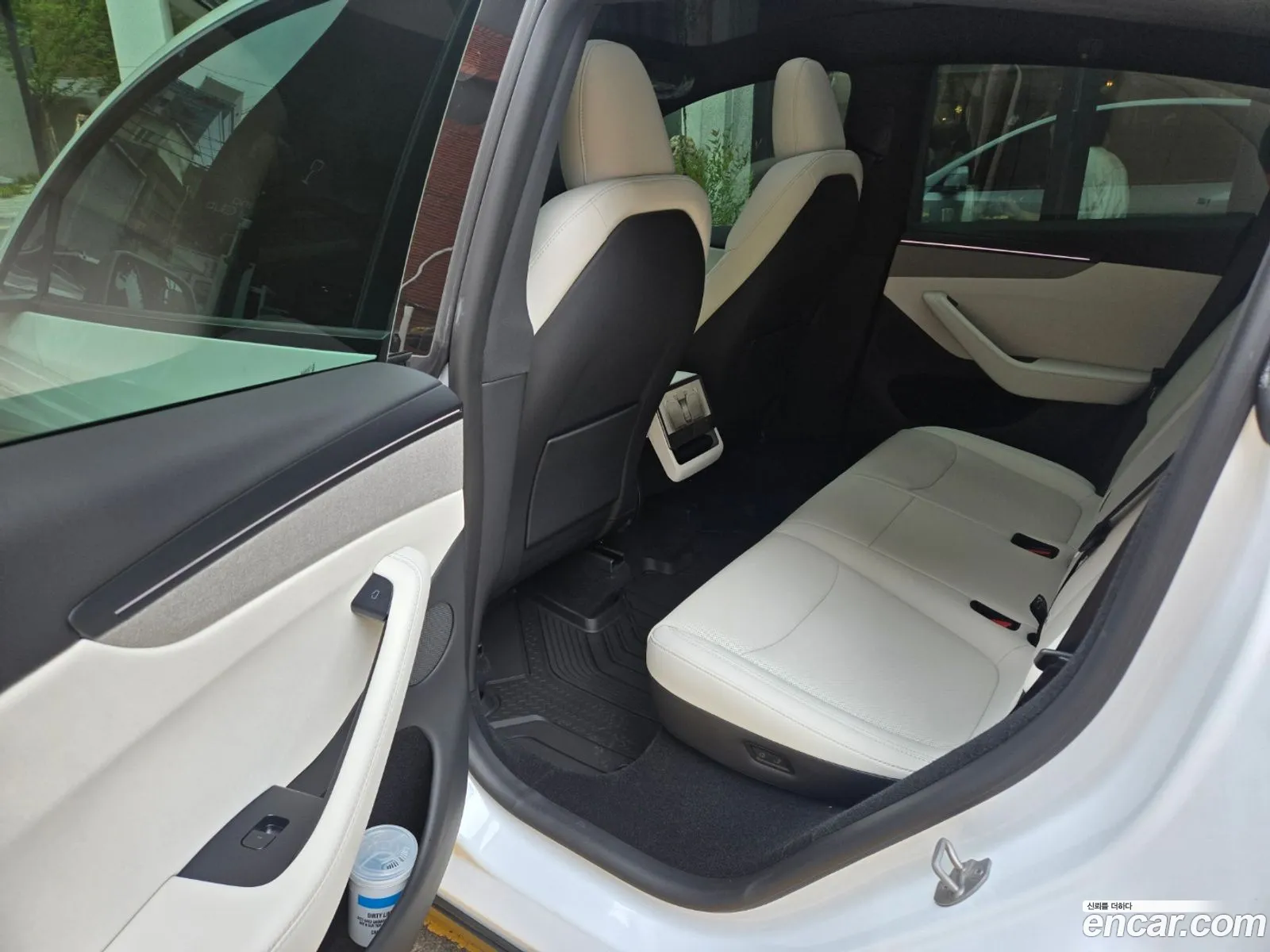 Tesla Model Y 2026 — 15