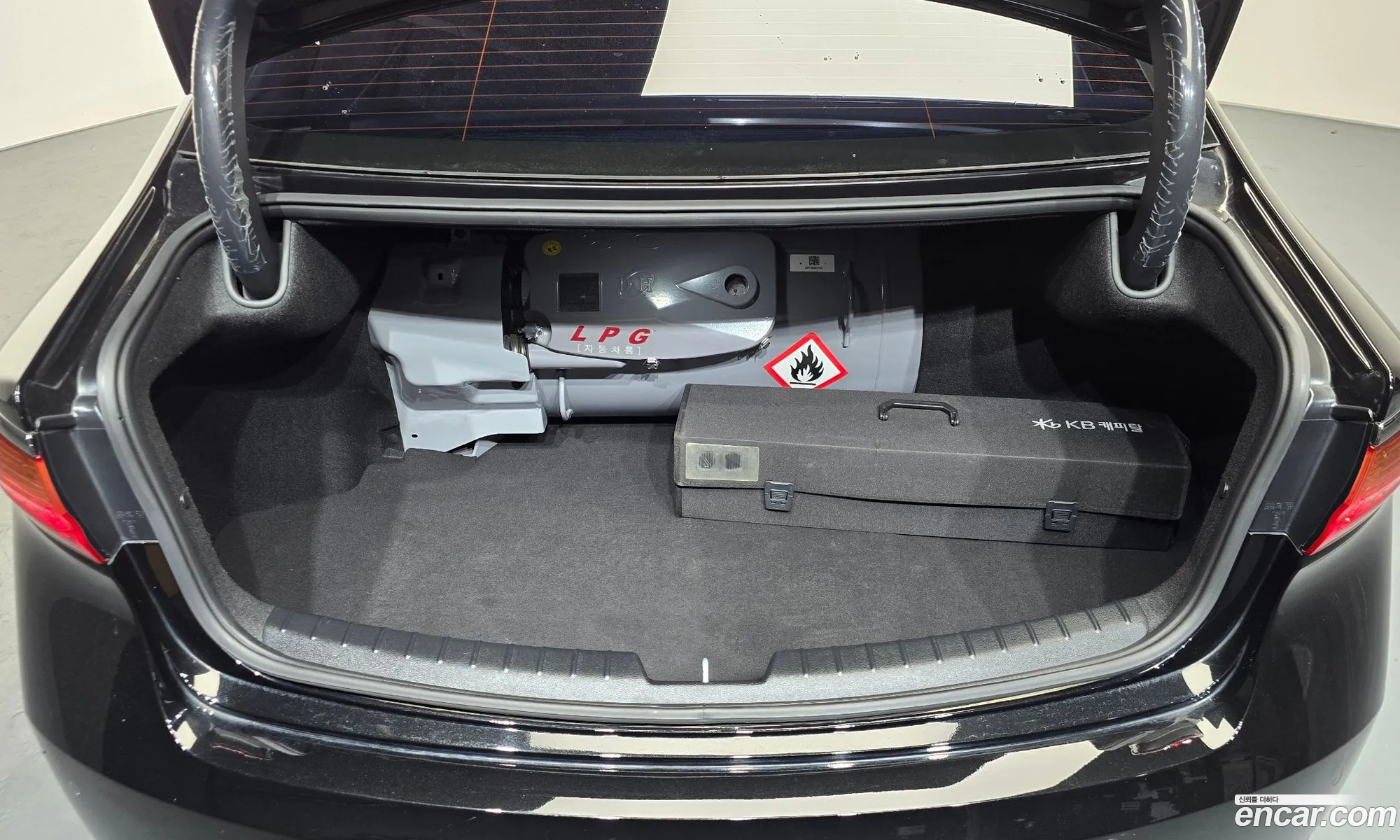 Kia K7 2018 KNALC418BJA130876 — 19