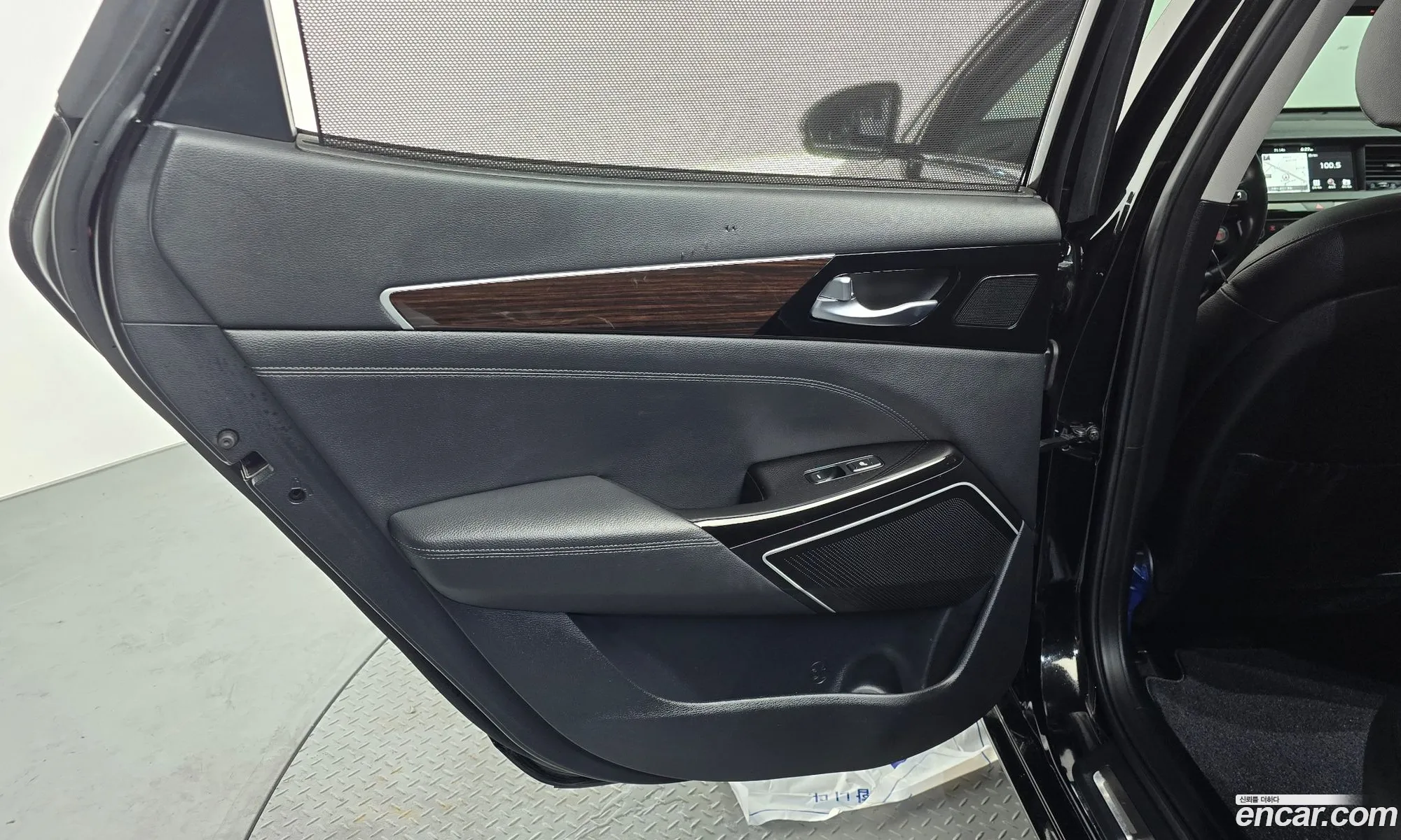 Kia K7 2018 KNALC418BJA130876 — 28