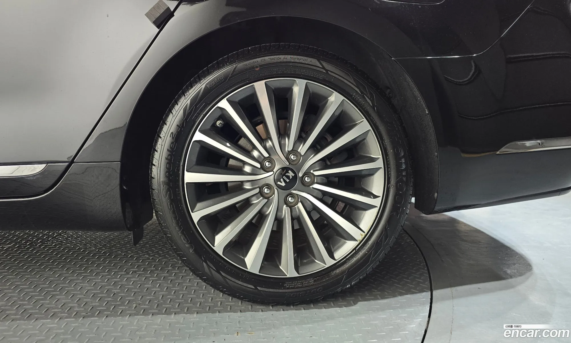 Kia K7 2018 KNALC418BJA130876 — 9