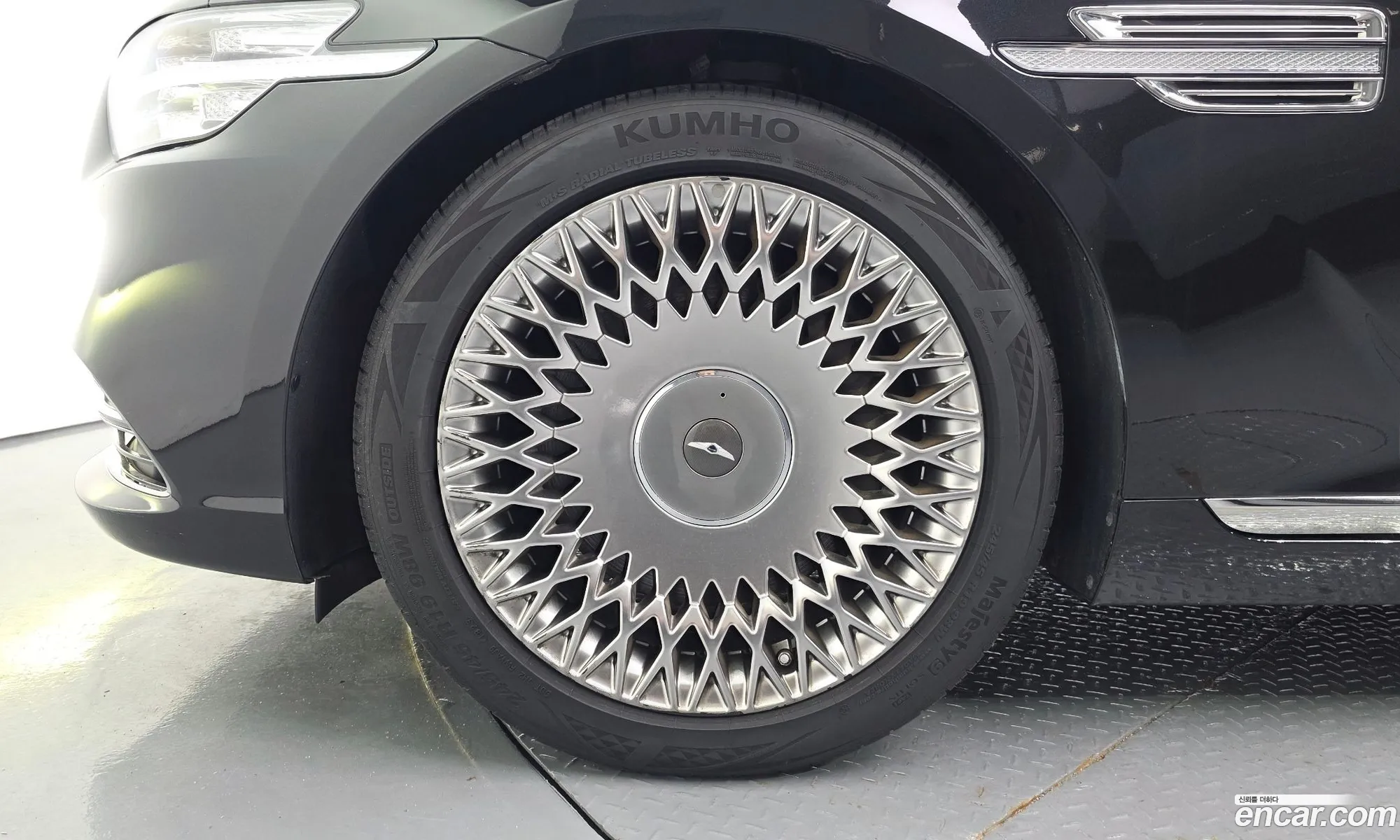 Genesis G90 2019 KMHG341DDKU066853 — 12