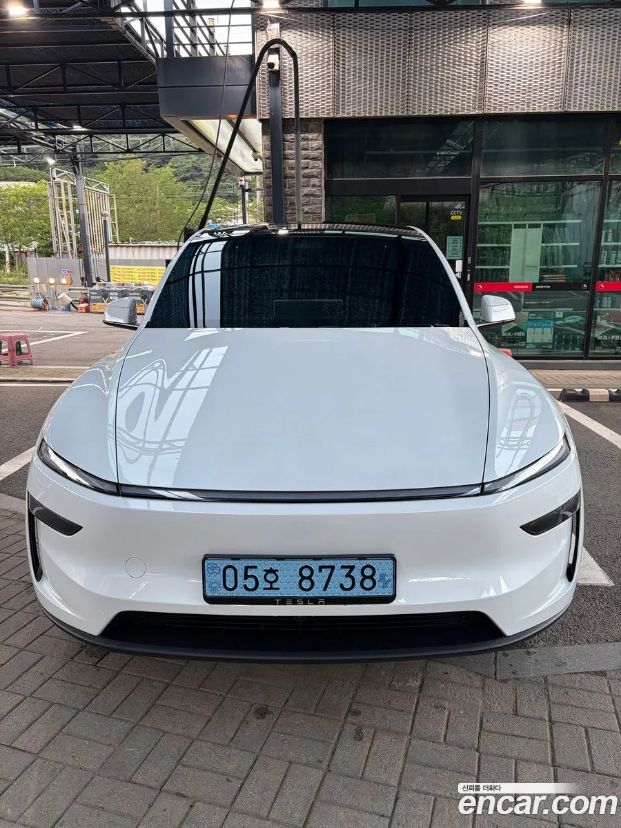 Tesla Model Y 2026 — 3