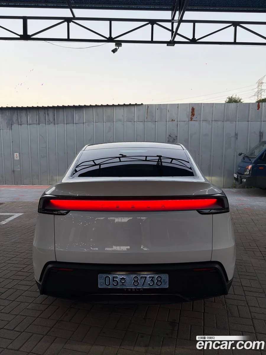 Tesla Model Y 2026 — 9