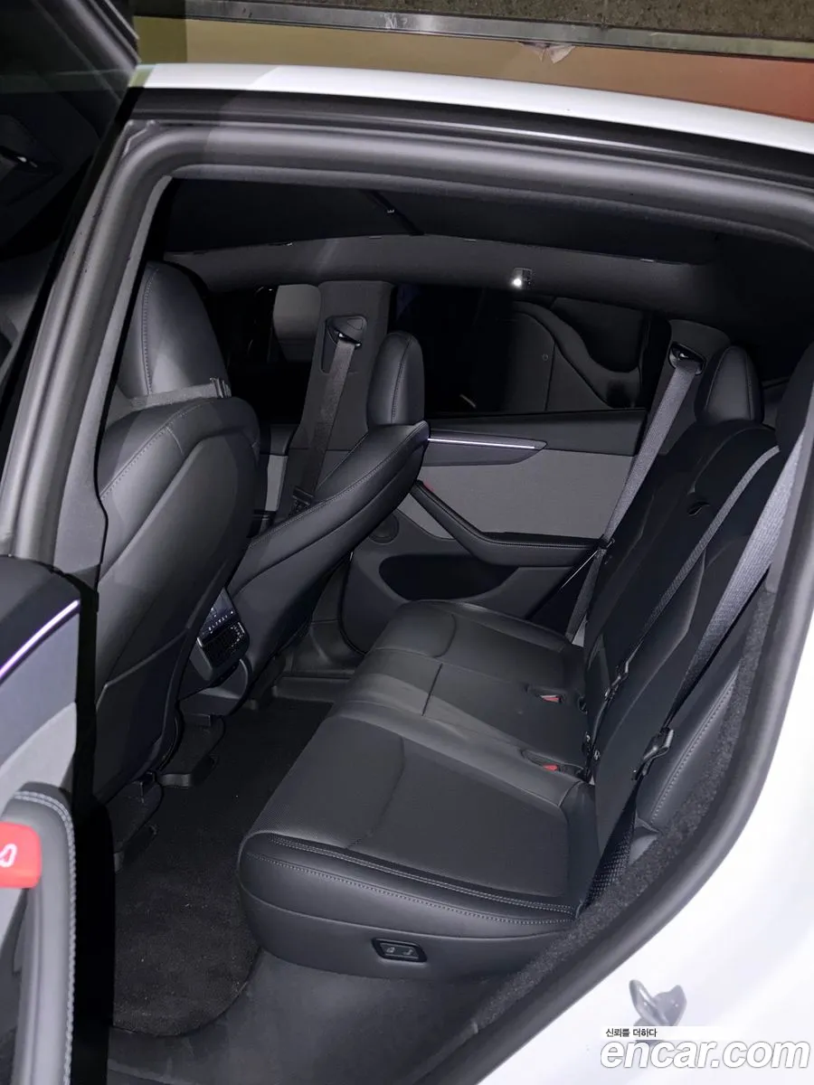 Tesla Model Y 2026 — 10