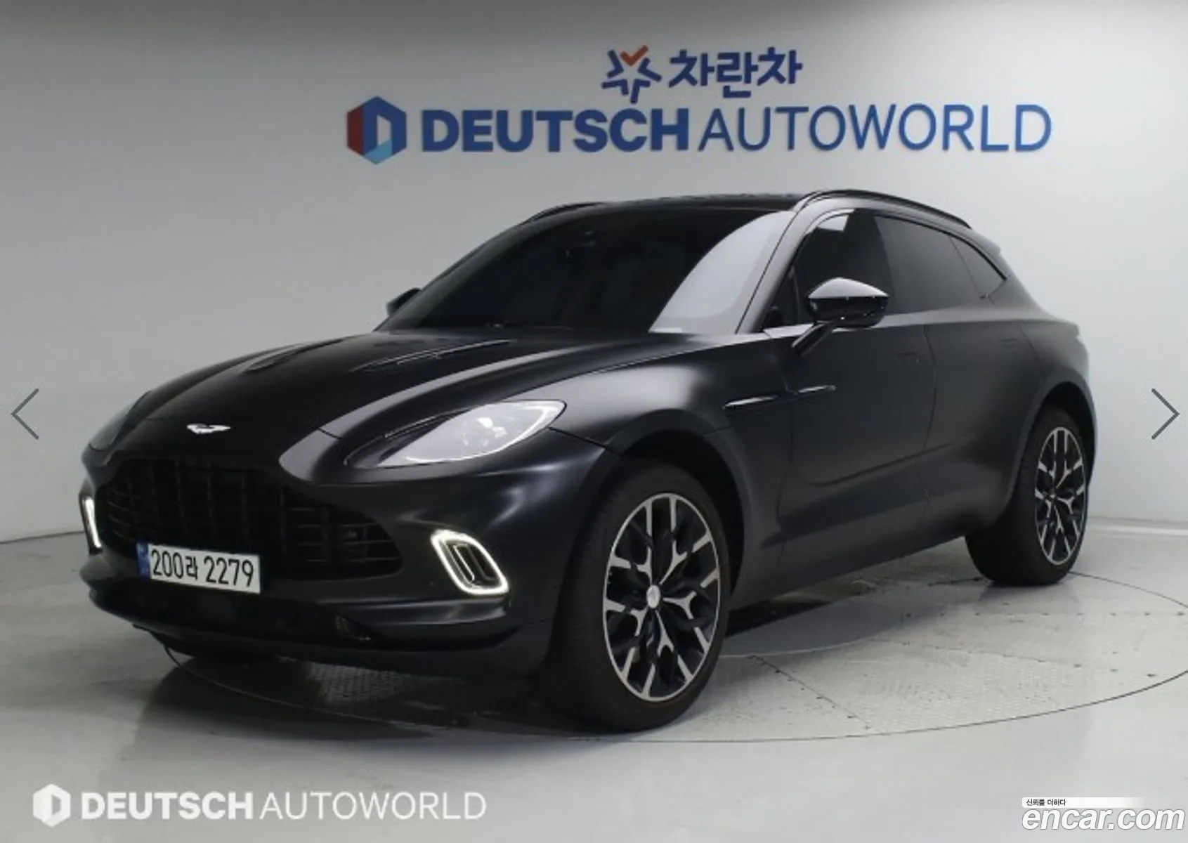 Aston Martin DBX 2021 — 18