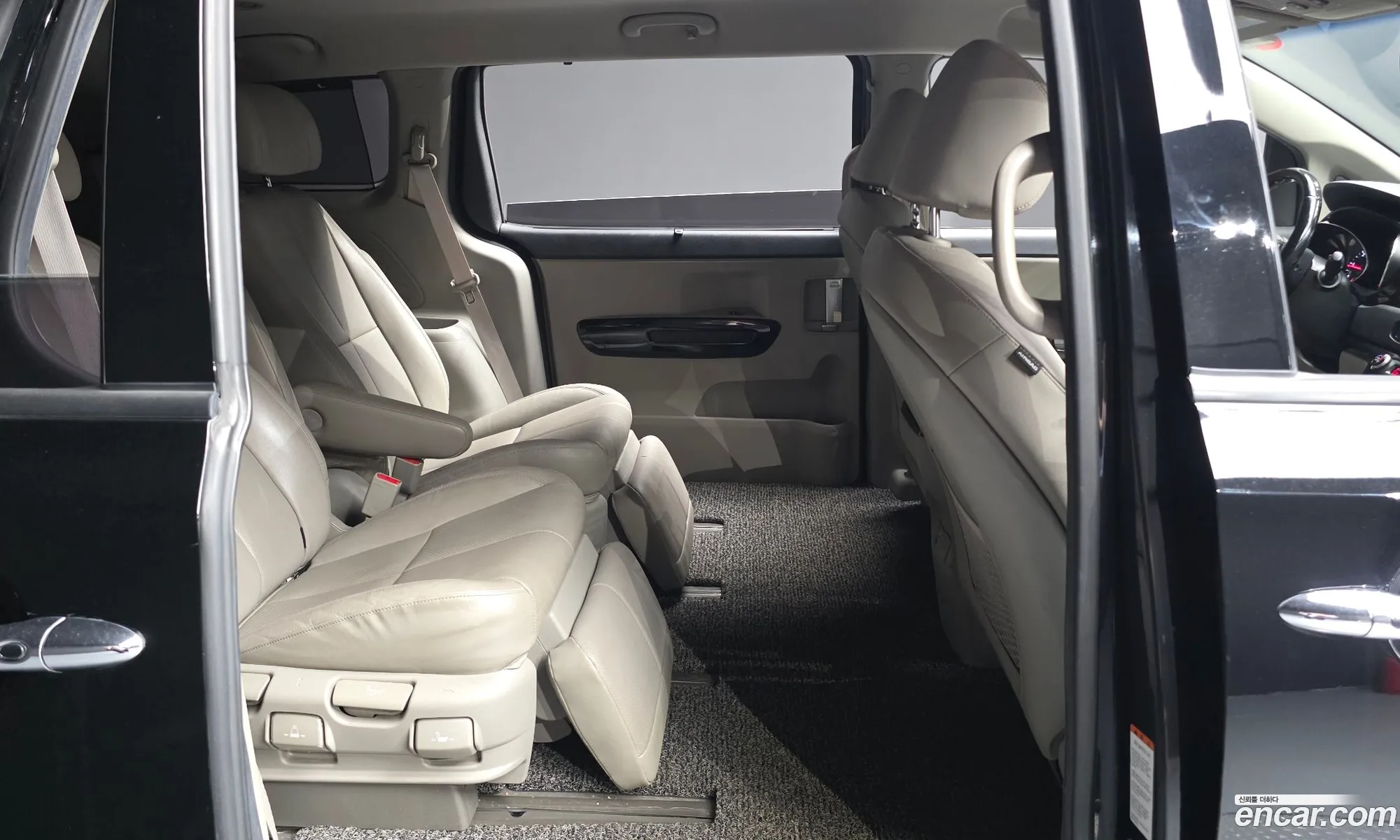 Kia Carnival 2018 KNAMB81ABKS447147 — 2