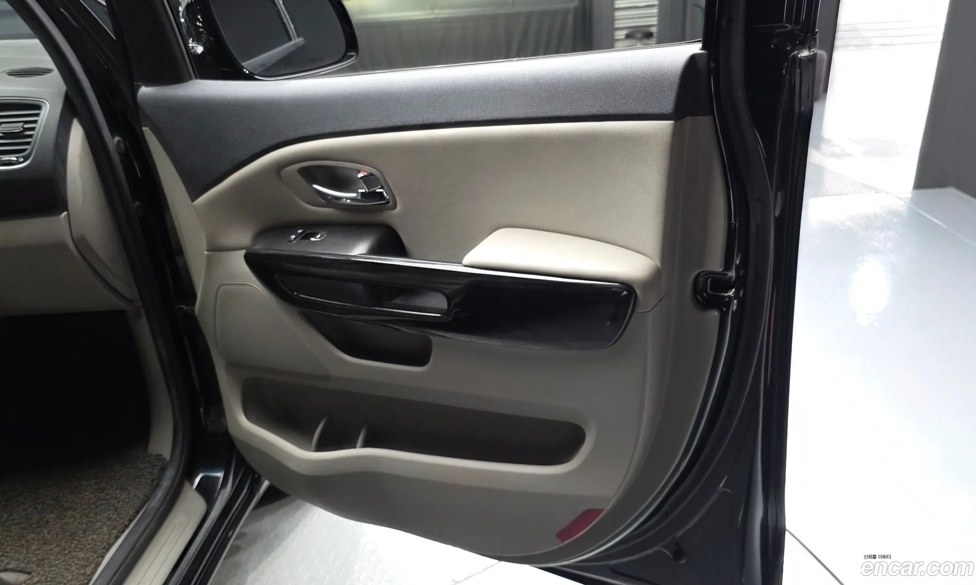 Kia Carnival 2018 KNAMB81ABKS447147 — 10