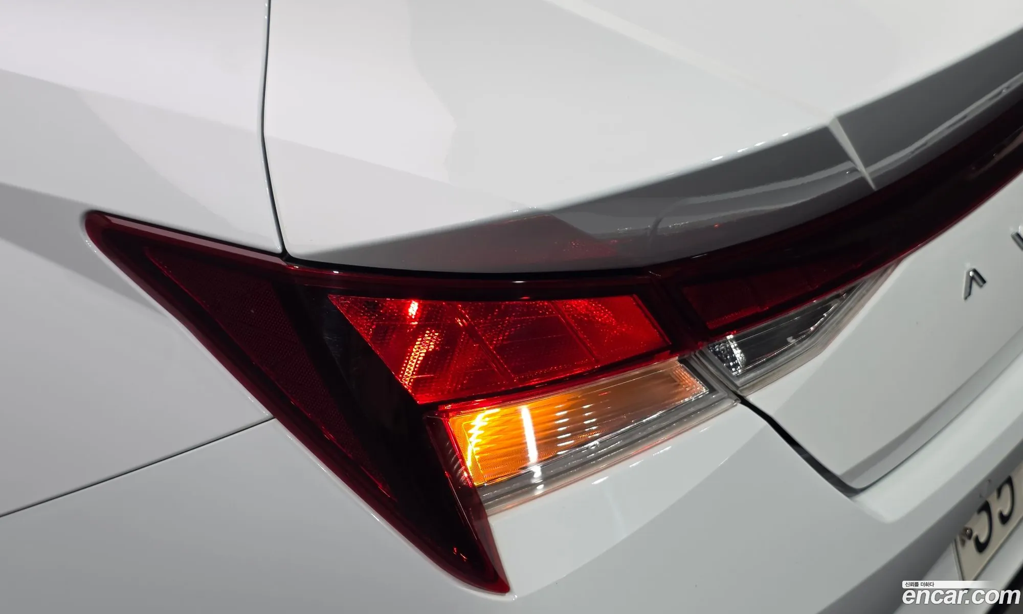 Hyundai Elantra Hybrid 2022 — 12