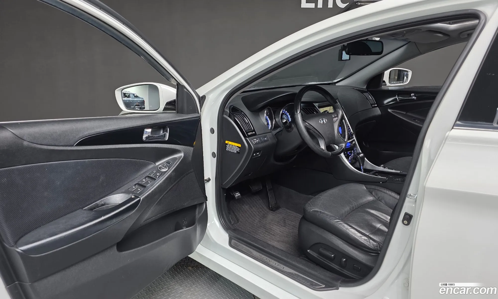Hyundai YF Sonata 2010 KMHEC41MBAA118955 — 6