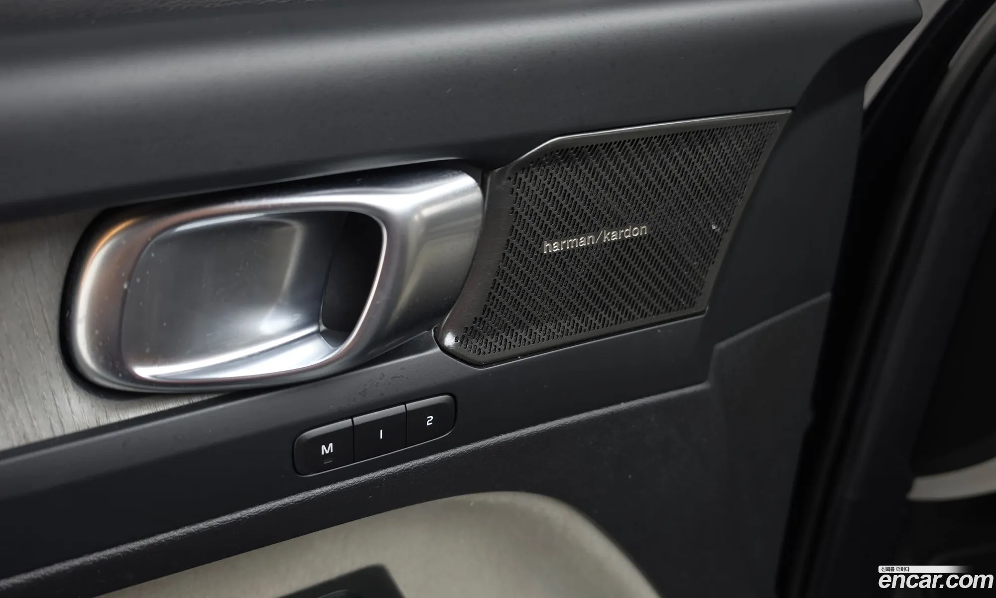 Volvo XC40 2023 — 2