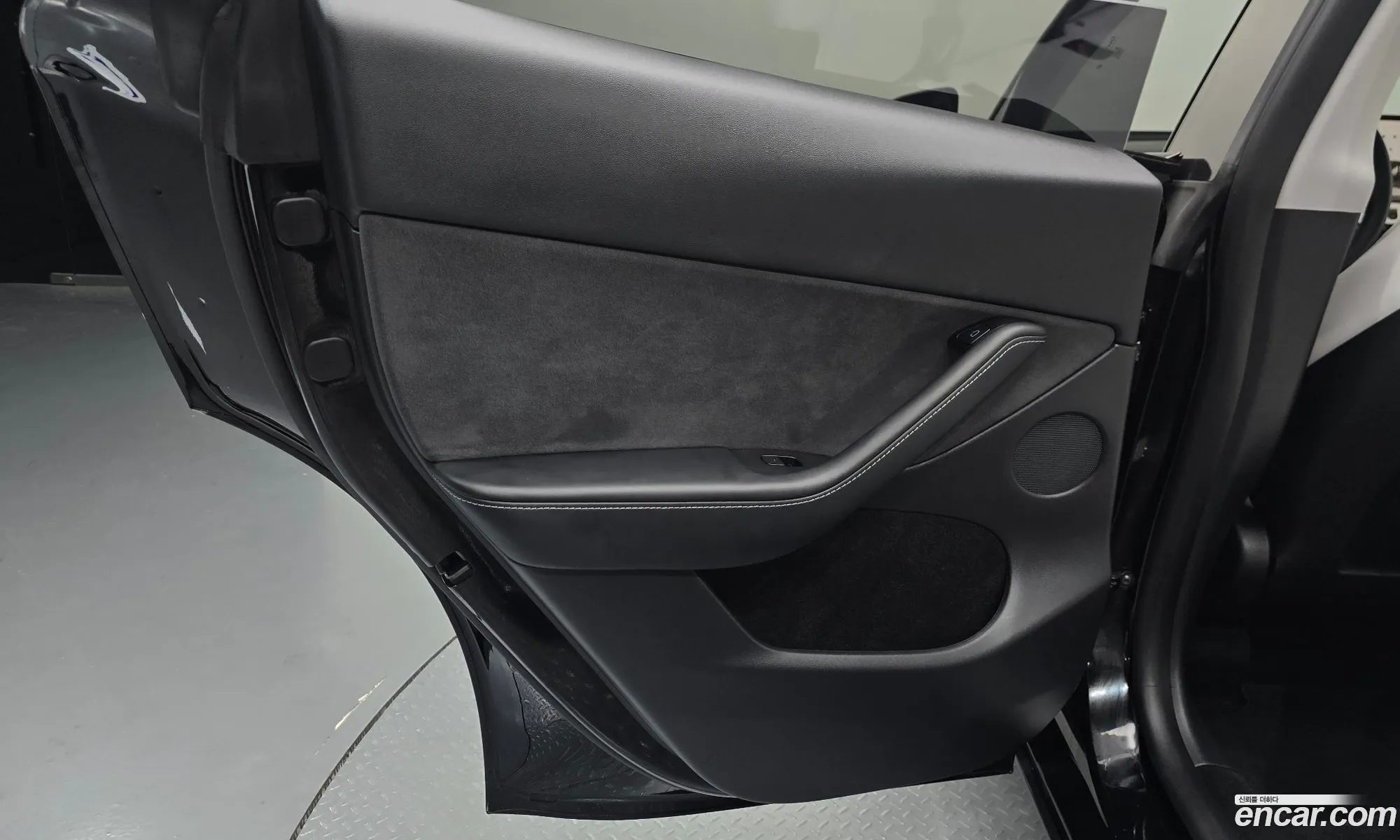 Tesla Model Y 2023 LRWYGCFS7RC176917 — 5