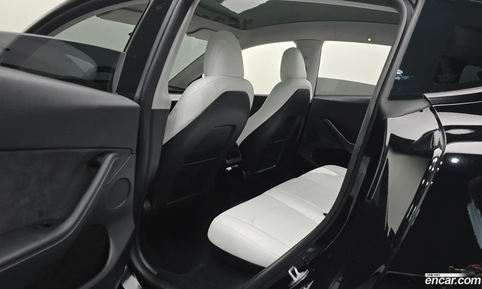 Tesla Model Y 2023 LRWYGCFS7RC176917 — 25
