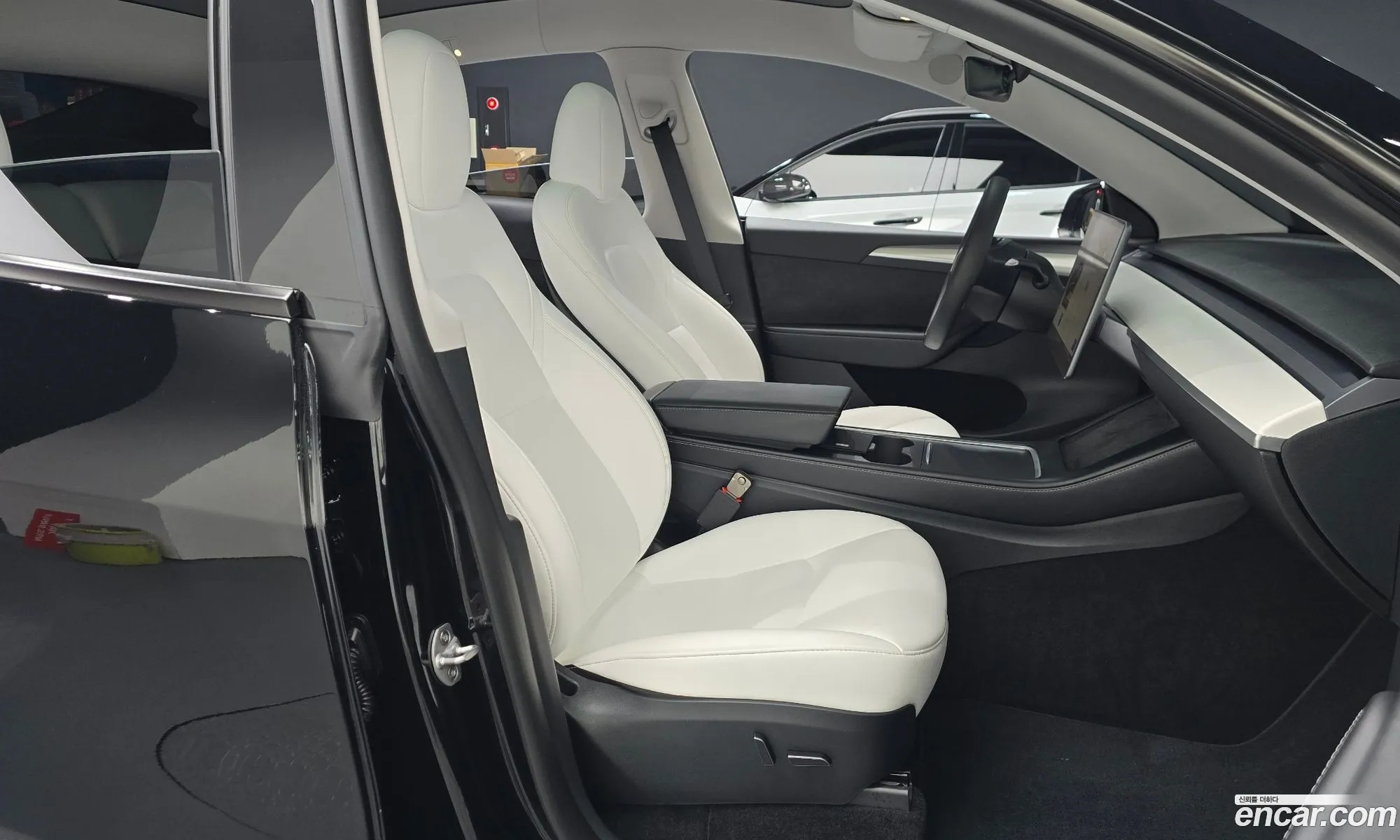 Tesla Model Y 2023 LRWYGCFS7RC176917 — 4