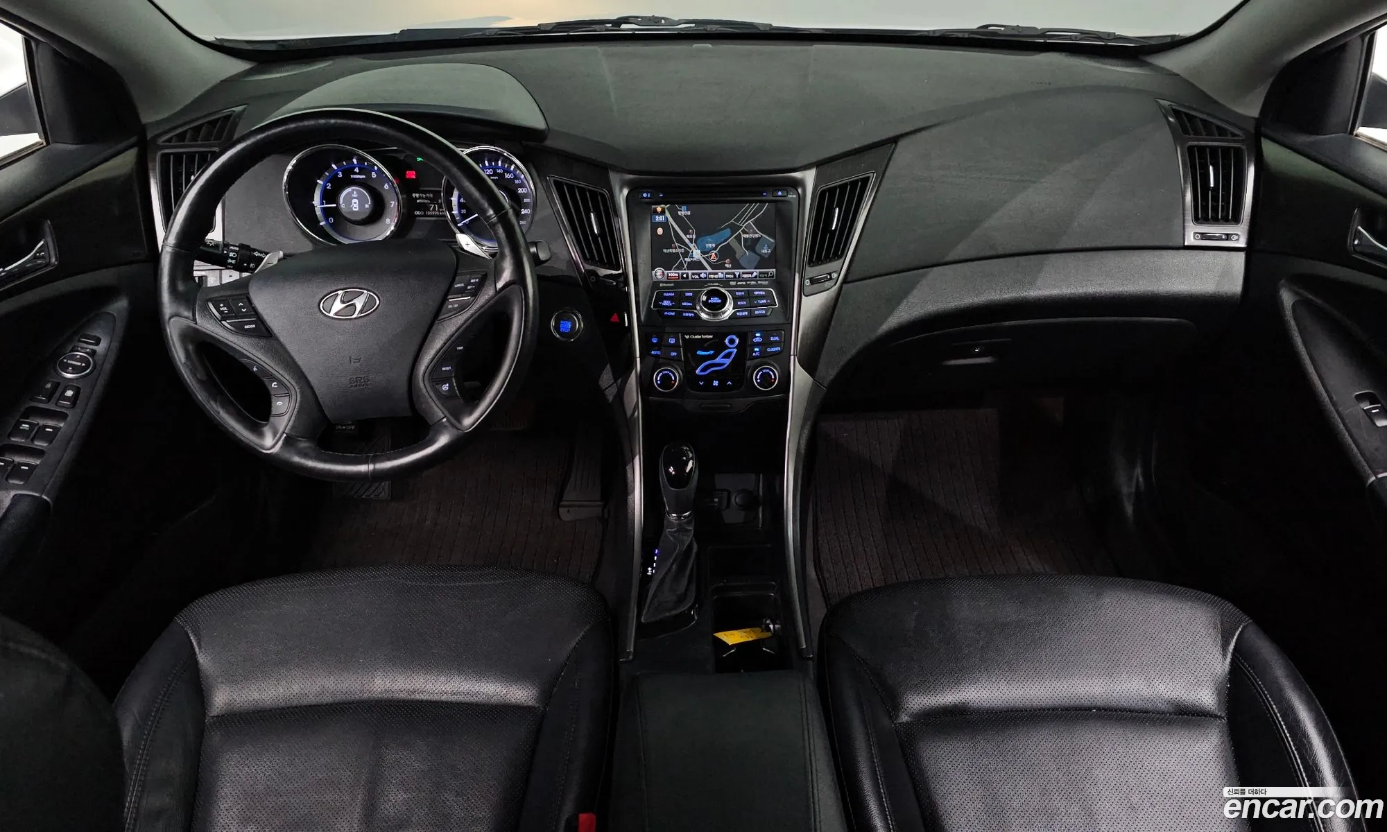 Hyundai YF Sonata 2011 — 18