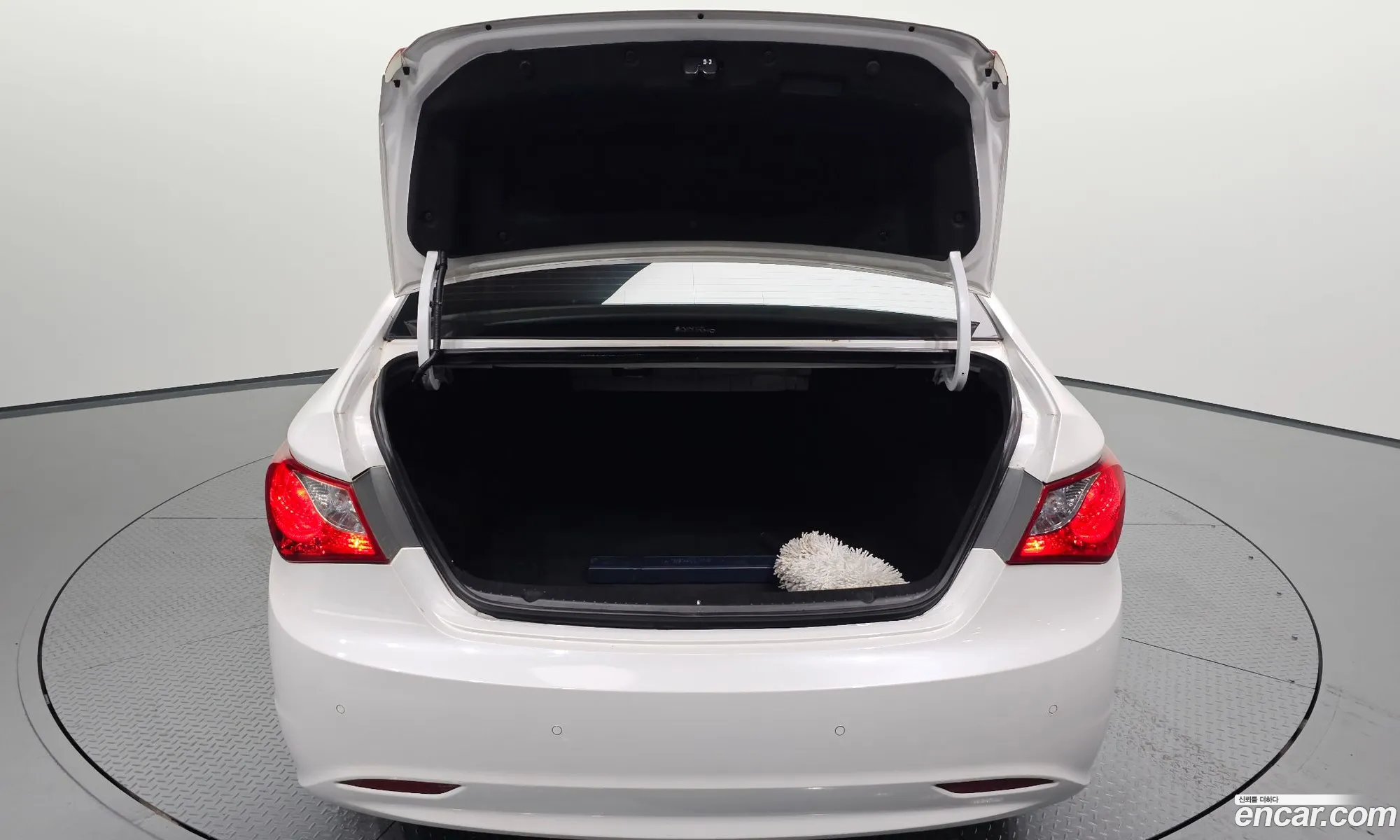 Hyundai YF Sonata 2011 — 16