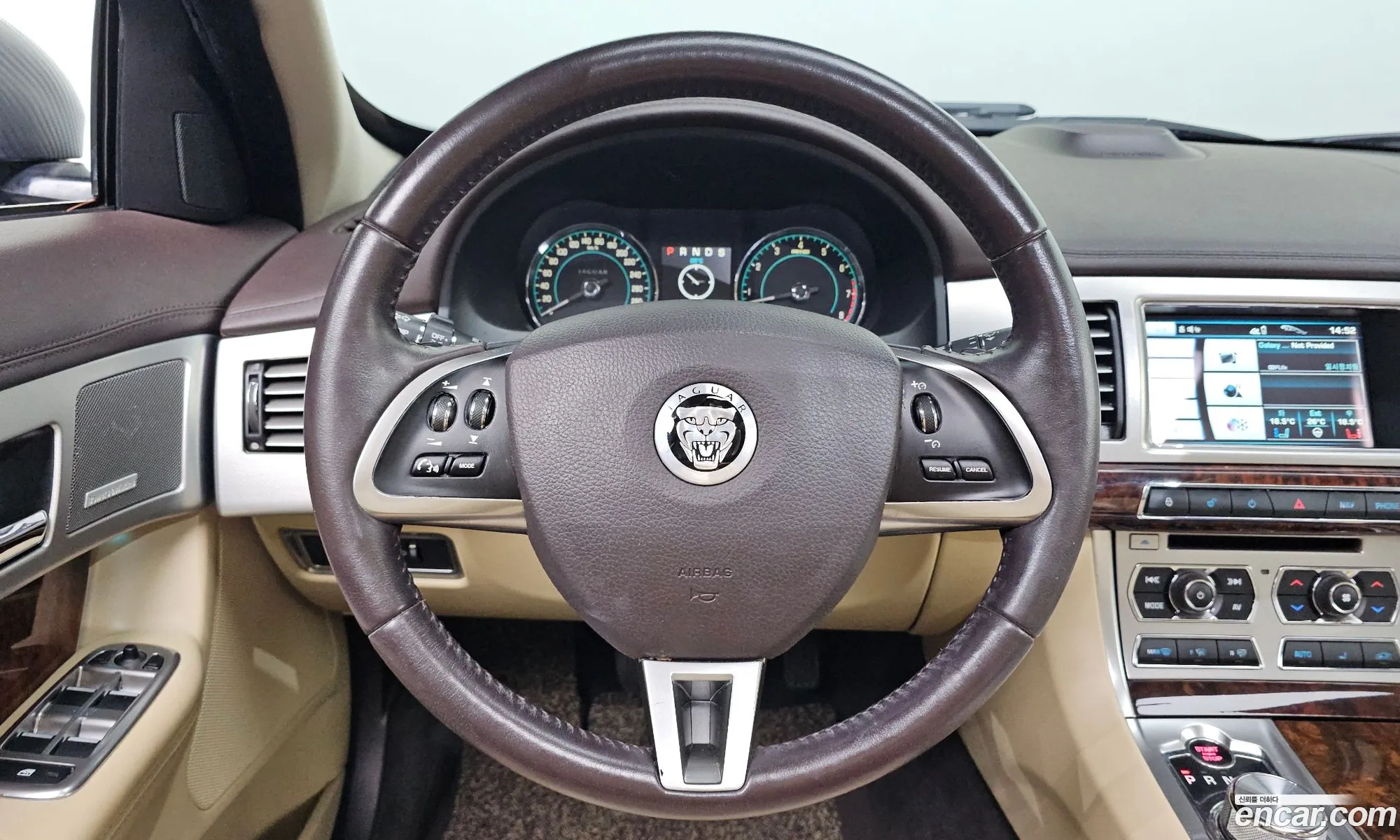 Jaguar XF 2012 — 17