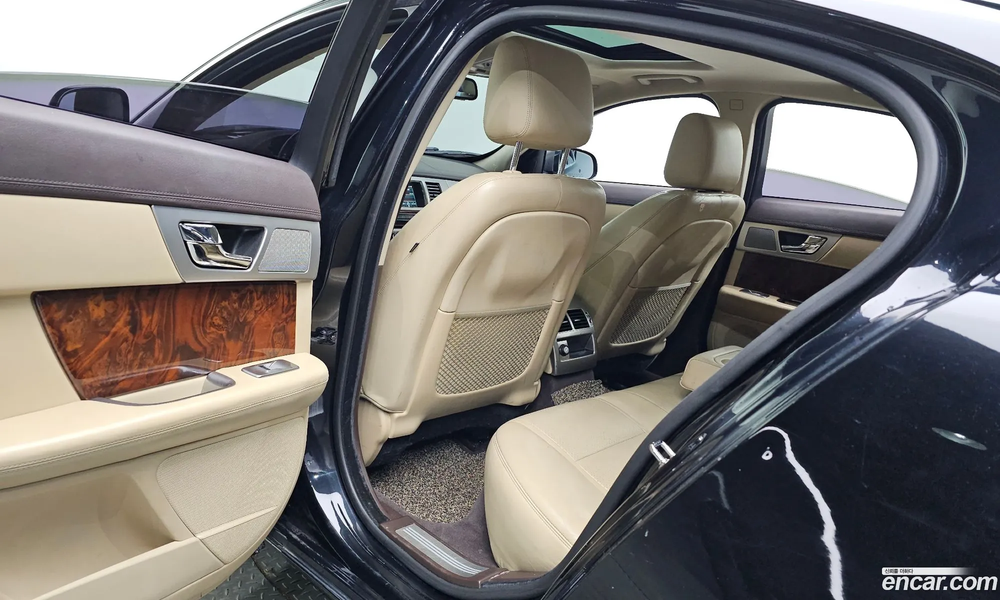 Jaguar XF 2012 — 11