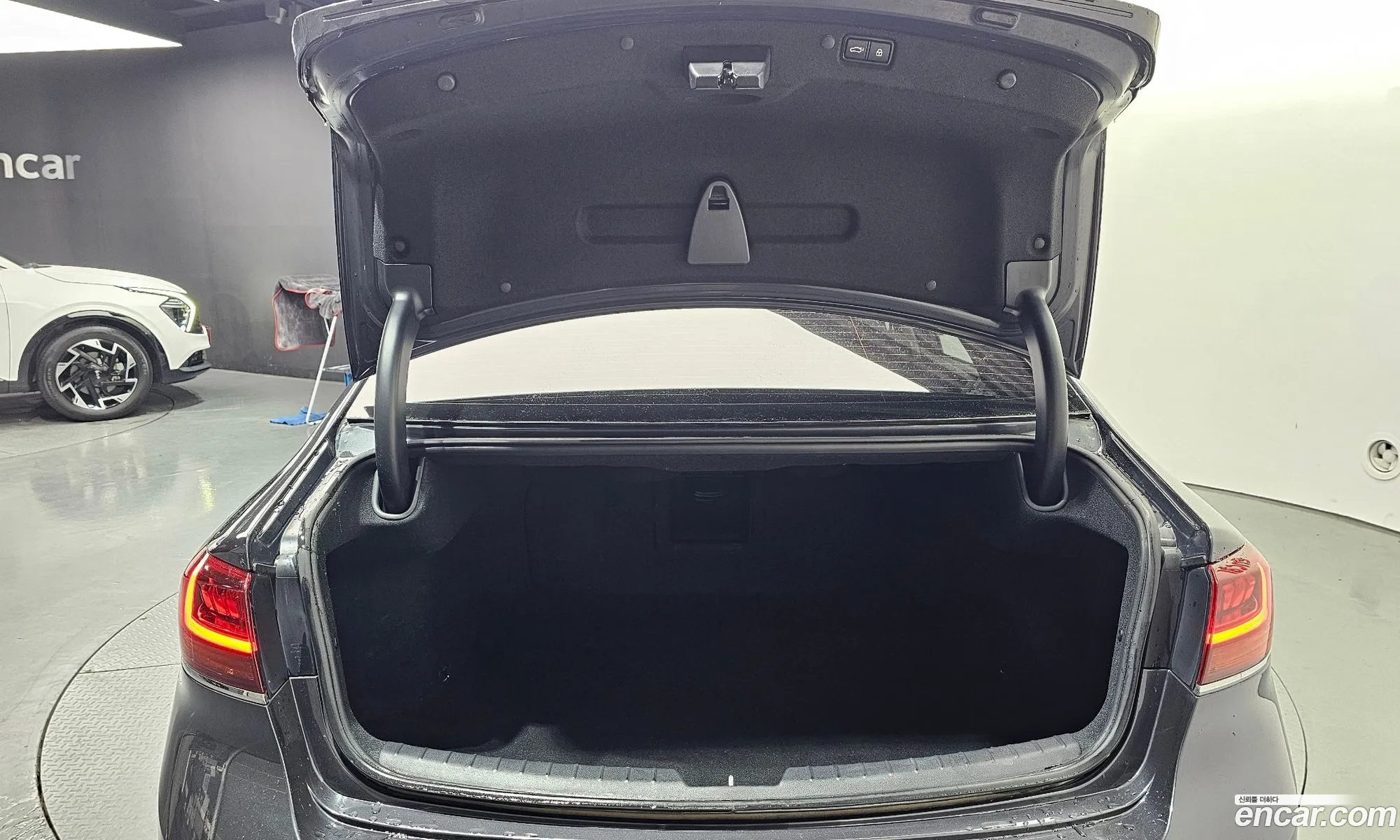 Kia K7 Premier 2019 KNALC41BBLA202839 — 16