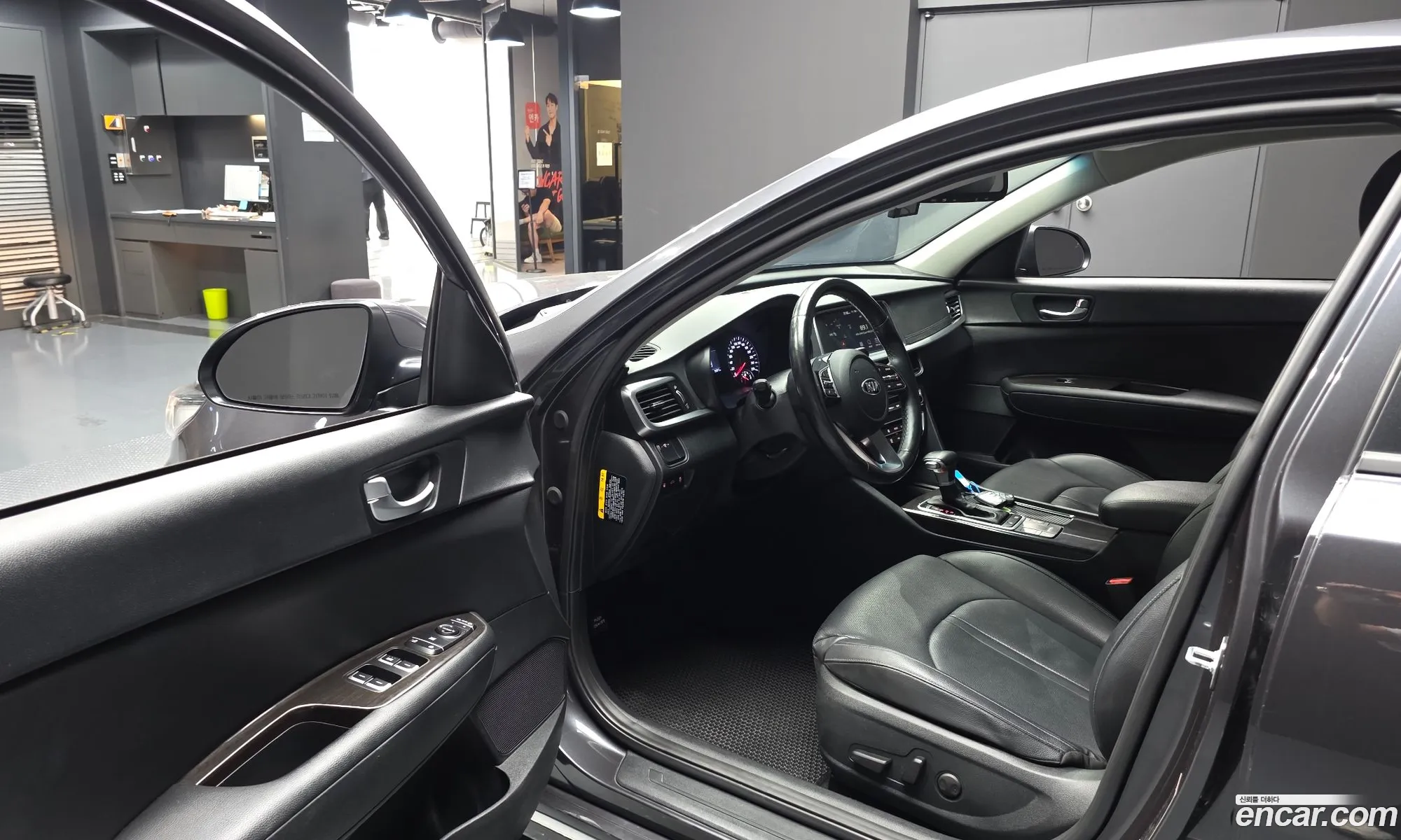 Kia K5 2018 KNAGT411BKA308393 — 3
