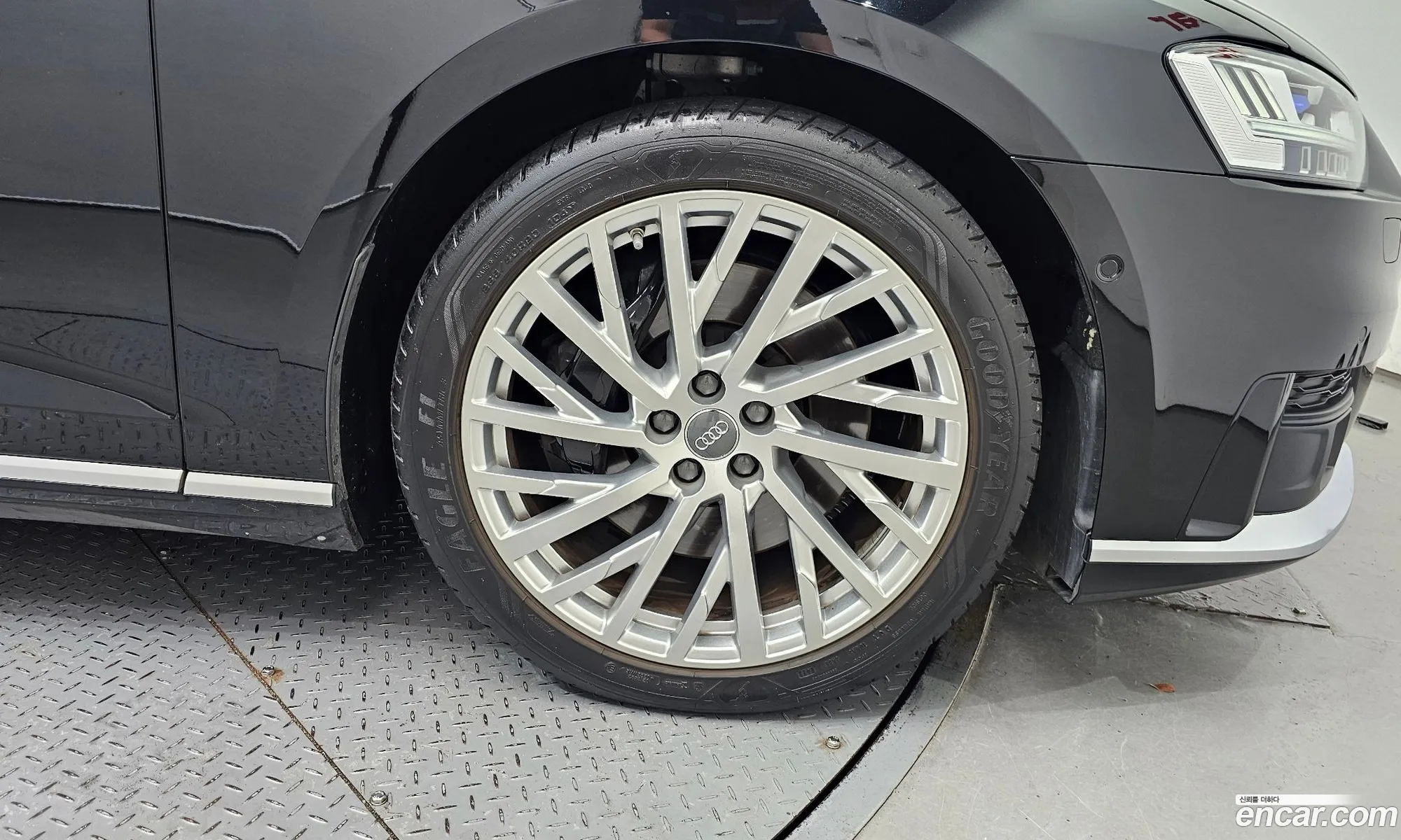 Audi A8 2019 WAUZZZF8XLN002387 — 28