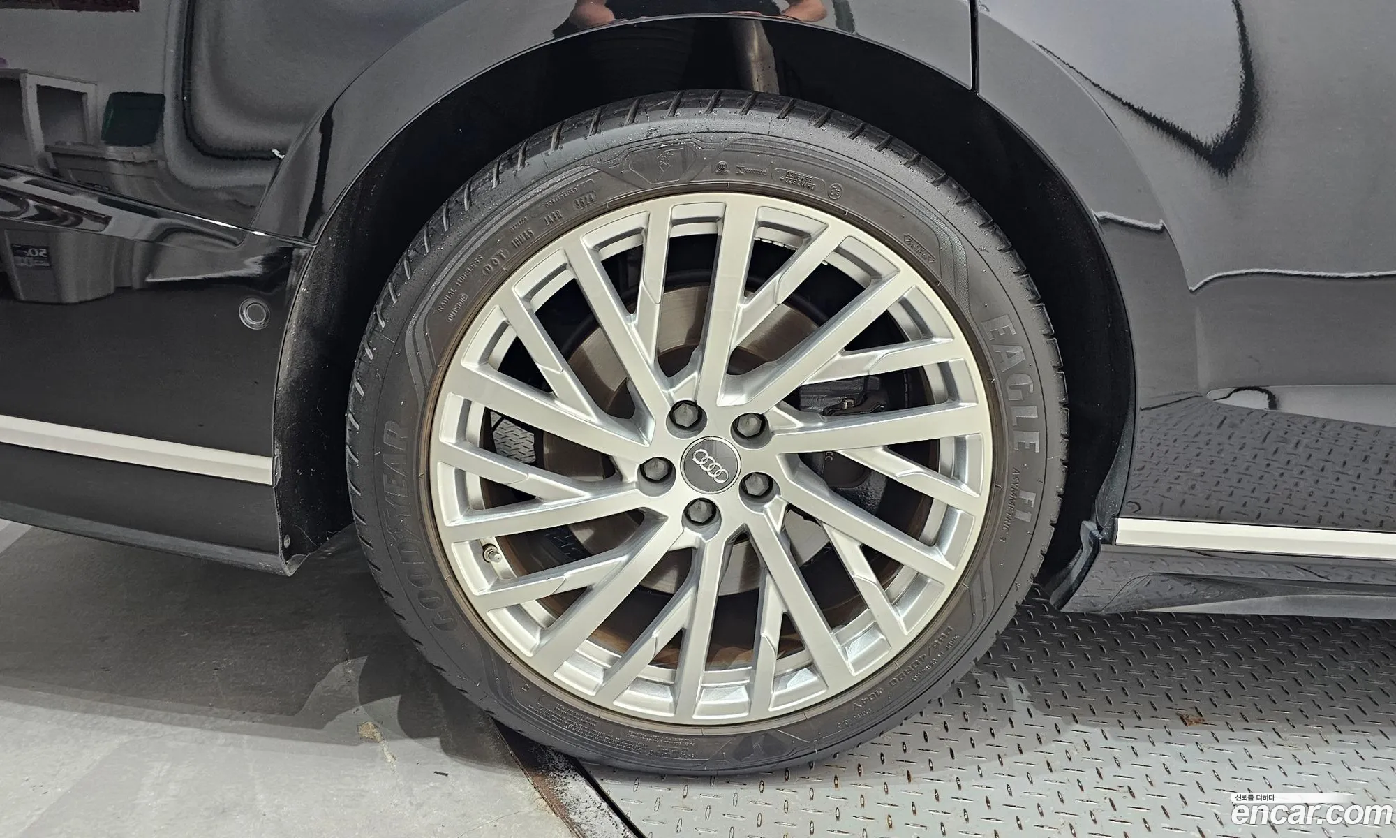 Audi A8 2019 WAUZZZF8XLN002387 — 4
