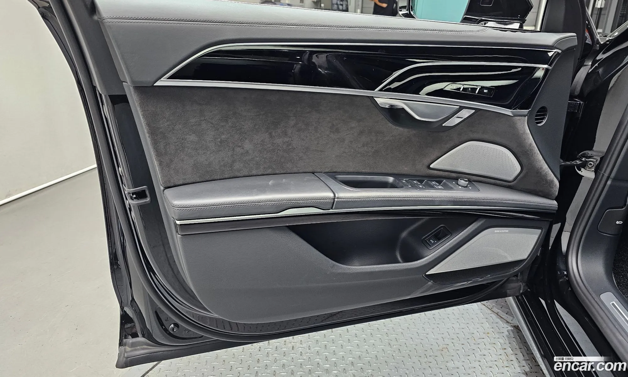 Audi A8 2019 WAUZZZF8XLN002387 — 33