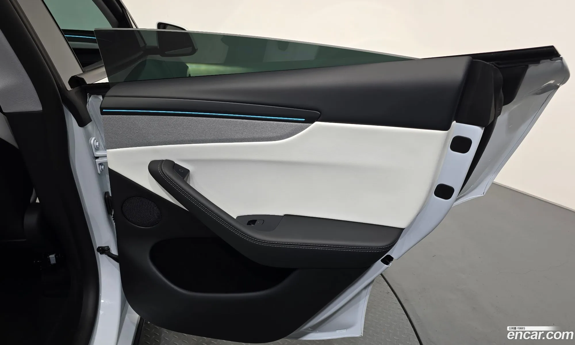 Tesla Model Y 2025 LRWYGCFJXSC134870 — 4